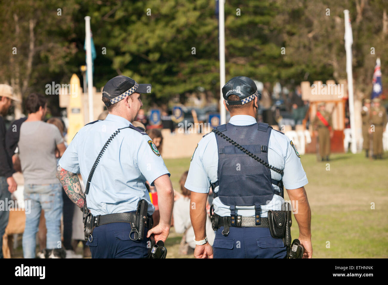 Nuovo Galles del Sud poliziotti uomini donne di pattuglia presso la spiaggia di Avalon tattoo militare a nord di Sydney, NSW, Australia Foto Stock