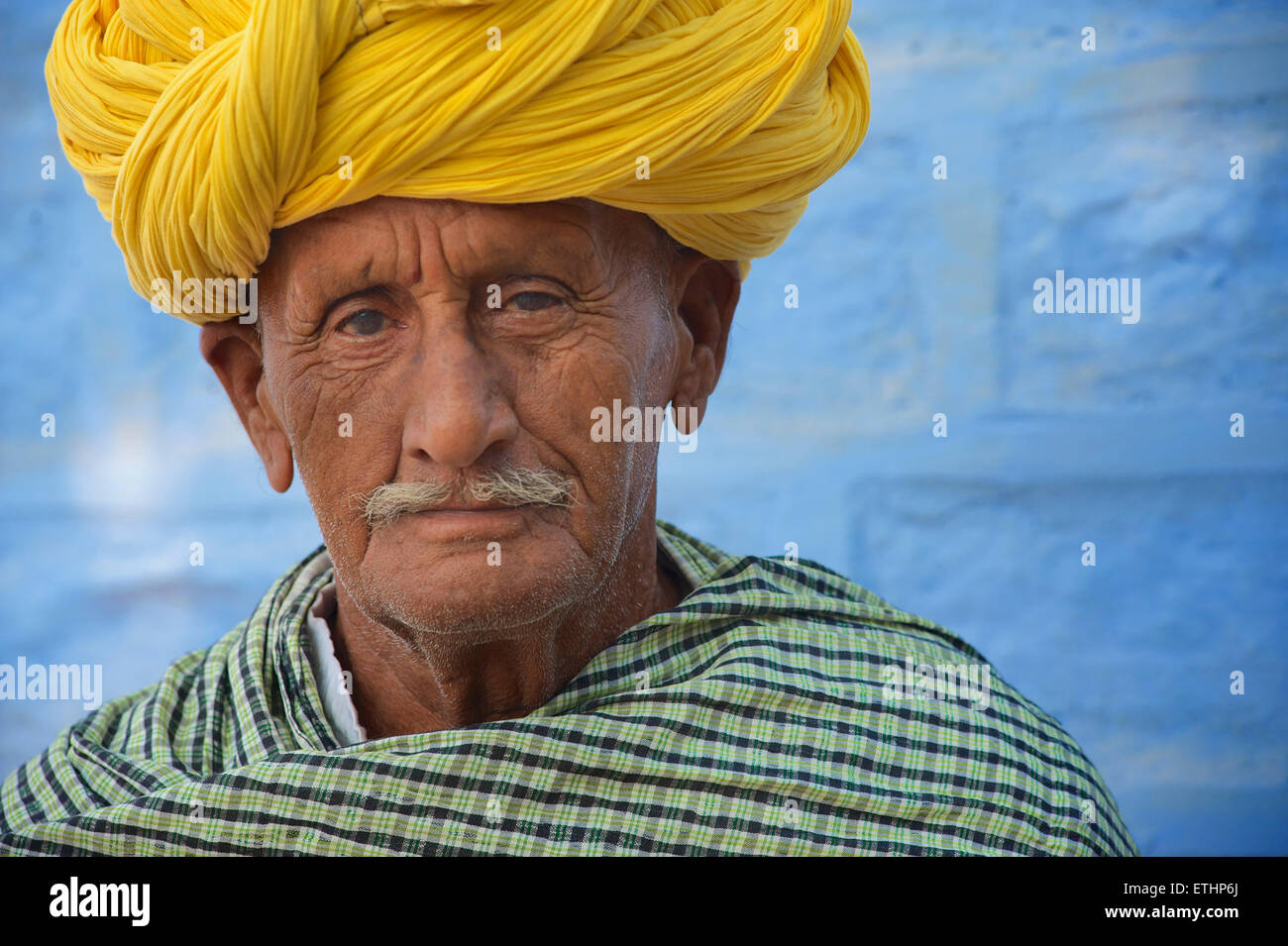 Uomo di Rajasthani in turbante giallo, Jodhpur, Rajasthan, India Foto Stock