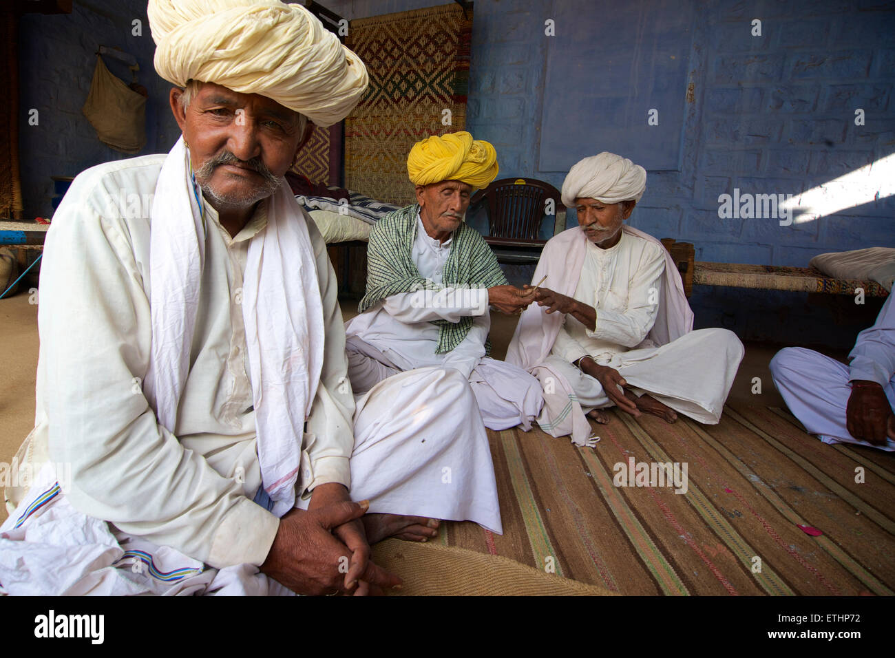 Villaggio headmen in bianco con turbanti distintivo. Villaggio rurale riunione vicino a Jodhpur, Rajasthan, India Foto Stock