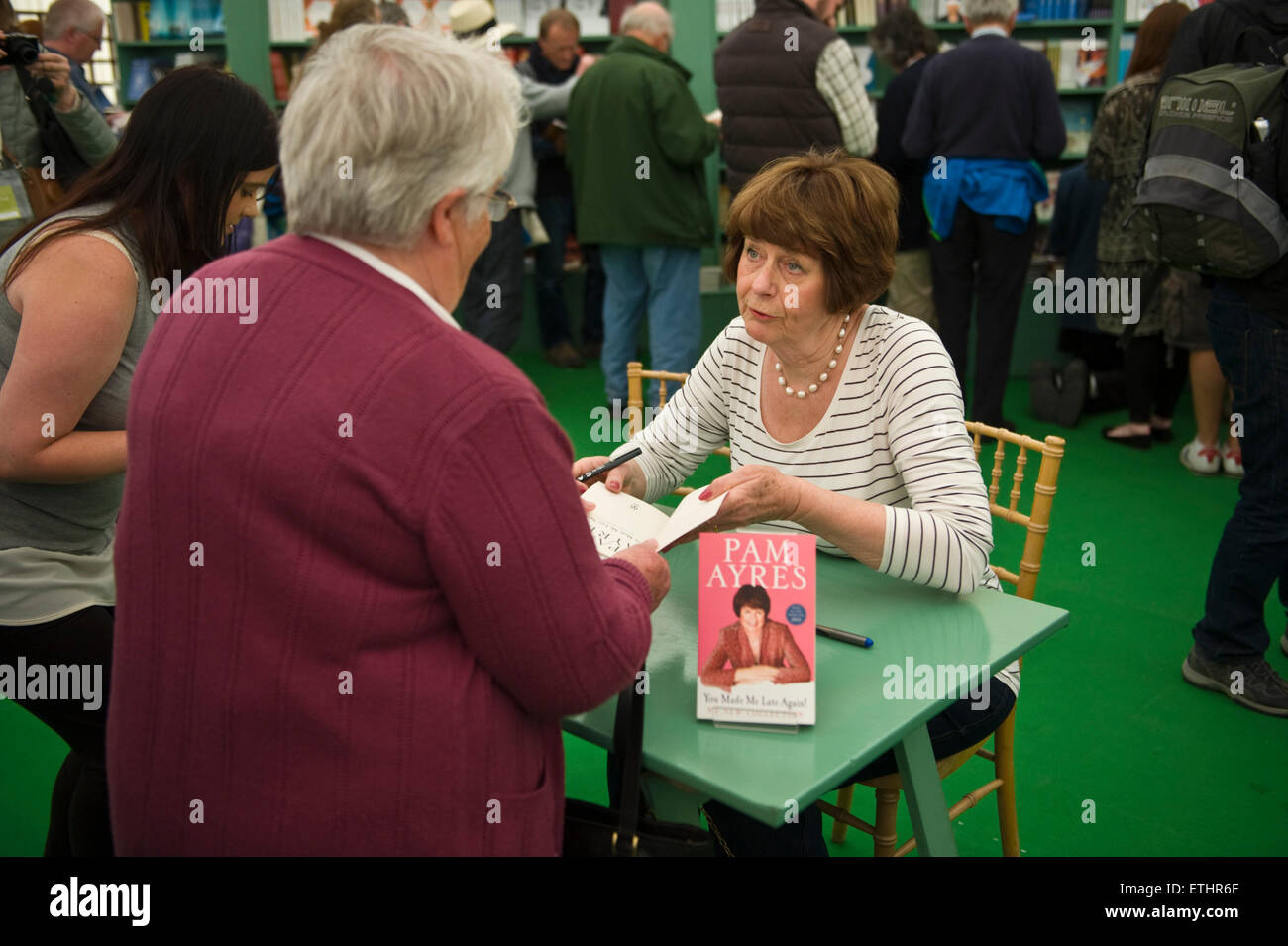 Pam Ayers poeta e autore libro firma con ventole in libreria a Hay Festival 2015 Foto Stock