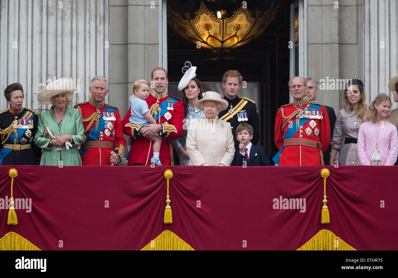 Prince George prima apparizione sul balcone di Buckingham Palace con la regina Elisabetta e la famiglia reale britannica. Foto Stock