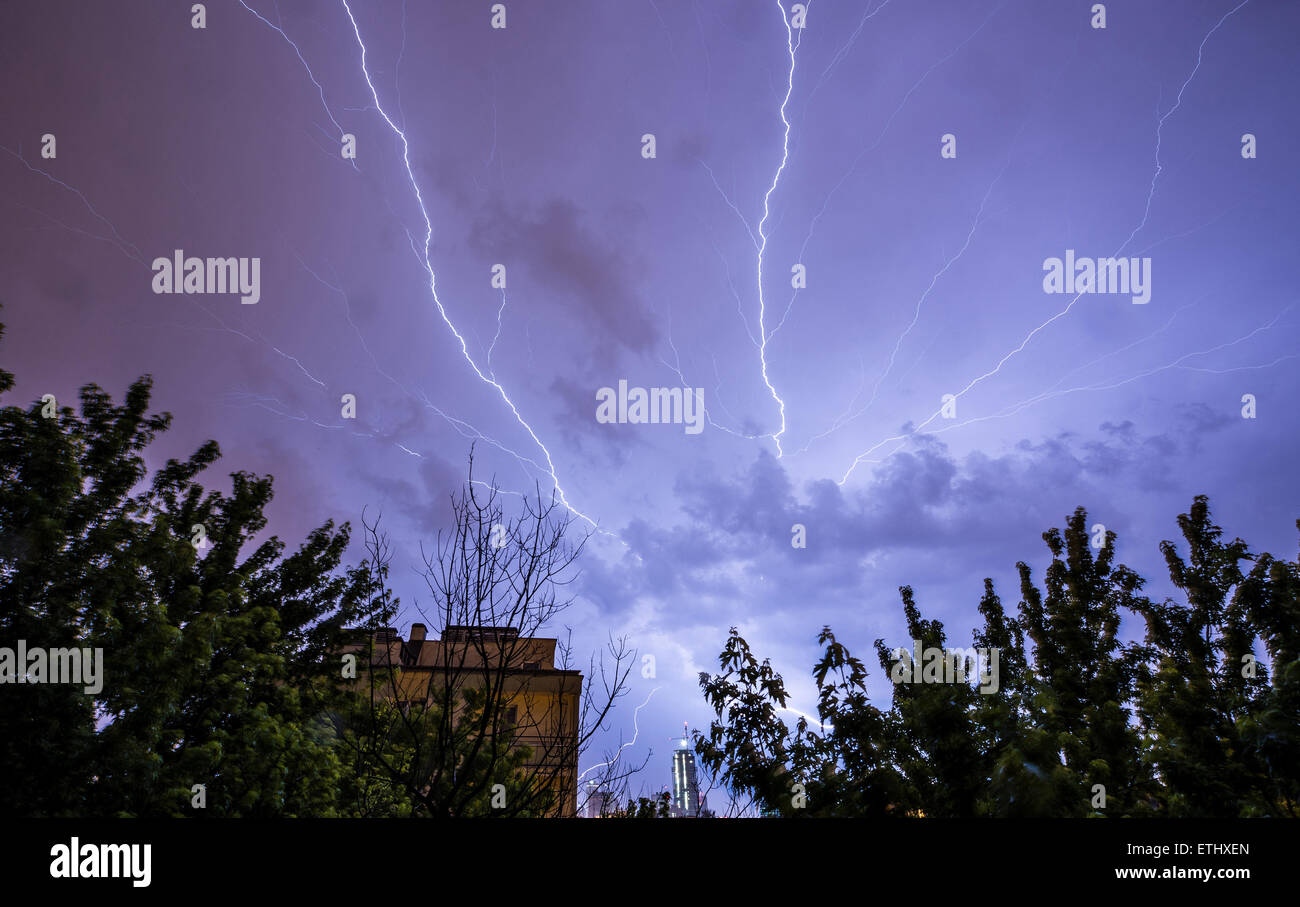 Varsavia, Polonia. 14 giugno 2015. Un fulmine illumina il cielo durante un temporale a Varsavia. Credito: kpzfoto/Alamy Live News Foto Stock