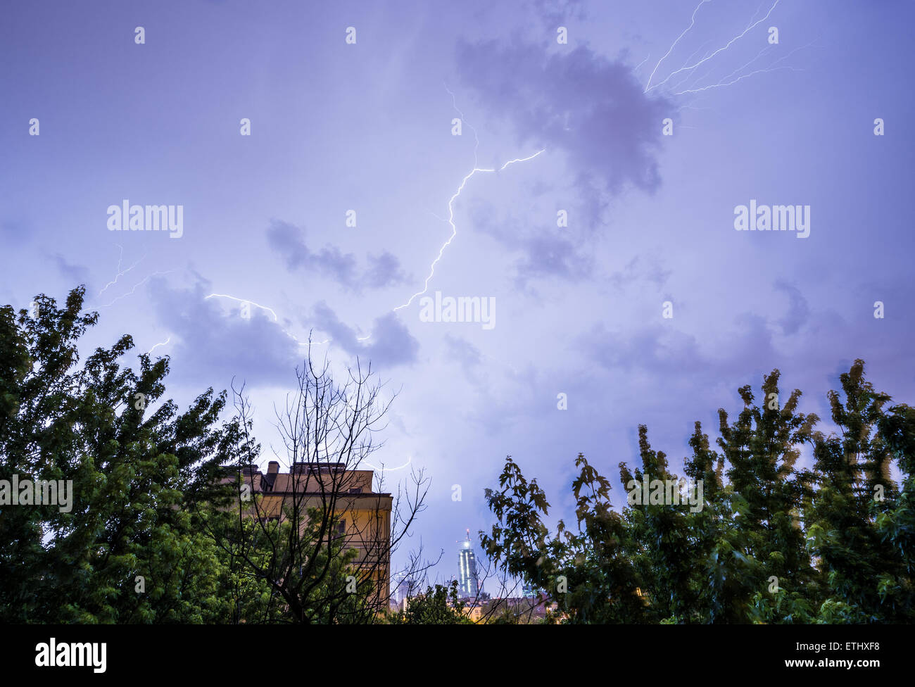 Varsavia, Polonia. 14 giugno 2015. Un fulmine illumina il cielo durante un temporale a Varsavia. Credito: kpzfoto/Alamy Live News Foto Stock