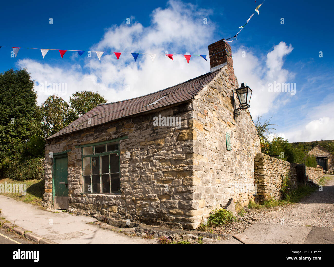 Regno Unito, Inghilterra, Derbyshire, Eyam, città fine, vecchia casa di pietra in ingresso al Bradshaw Hall Foto Stock