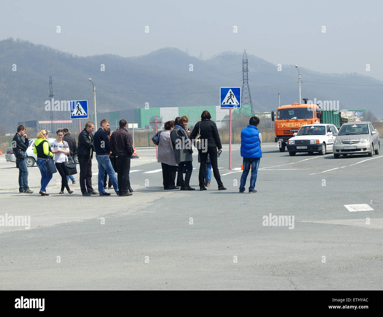 Gli studenti in attesa per un test di guida in una scuola guida in Russia Foto Stock