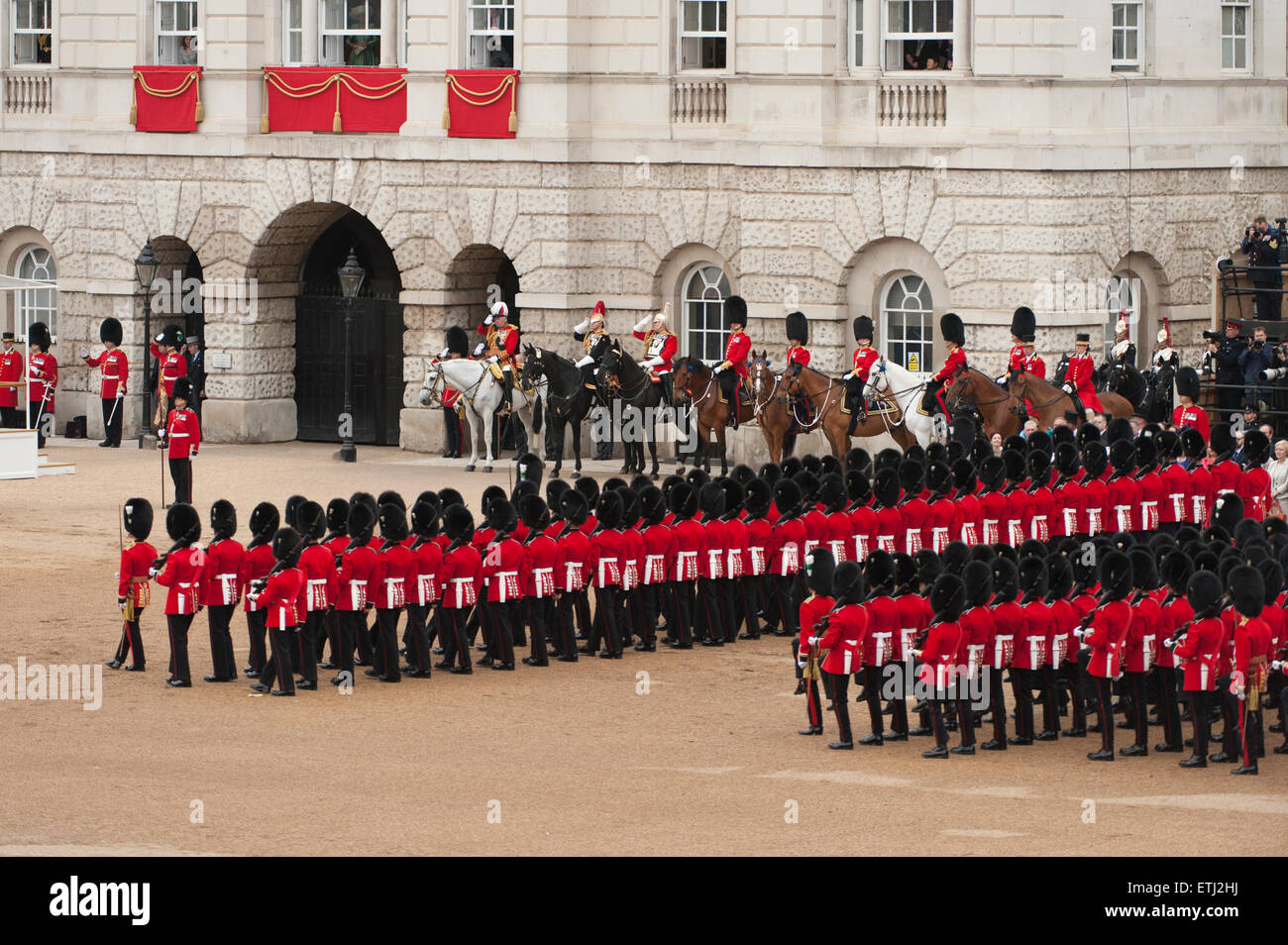 La Sfilata delle Guardie a Cavallo, Londra, Regno Unito. Xiii Giugno, 2015. Di SUA ALTEZZA REALE IL PRINCIPE DI GALLES la regina prende il saluto ed ispeziona la parata a Trooping il colore, Foto Stock