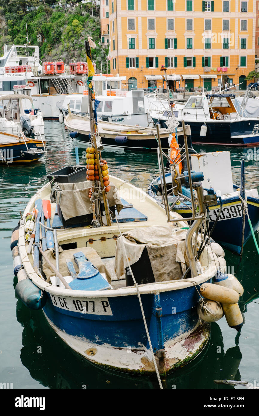 Barche da pesca nel porto di pesca, il villaggio di pescatori di Camogli,  la provincia di Genova, Liguria, Riviera Italiana, Levante, Italia, Europa  Foto stock - Alamy