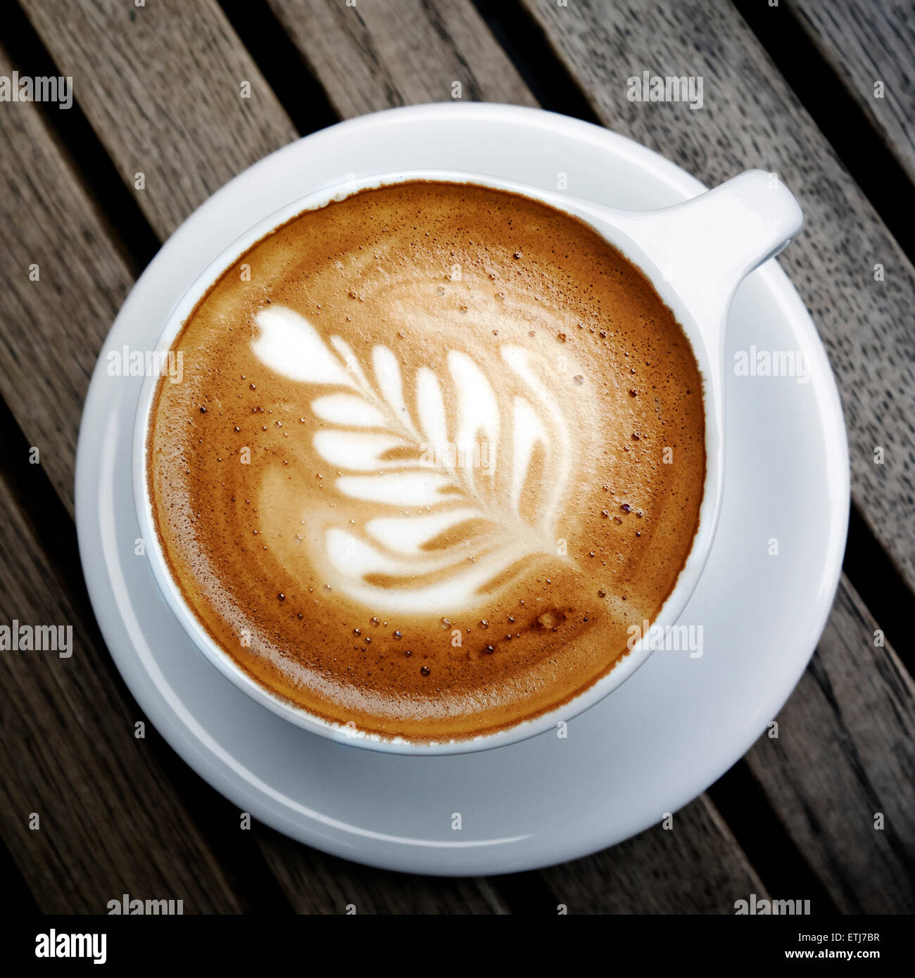 Una perfetta tazza di caffè decorato con una foglia di felce pattern Foto  stock - Alamy