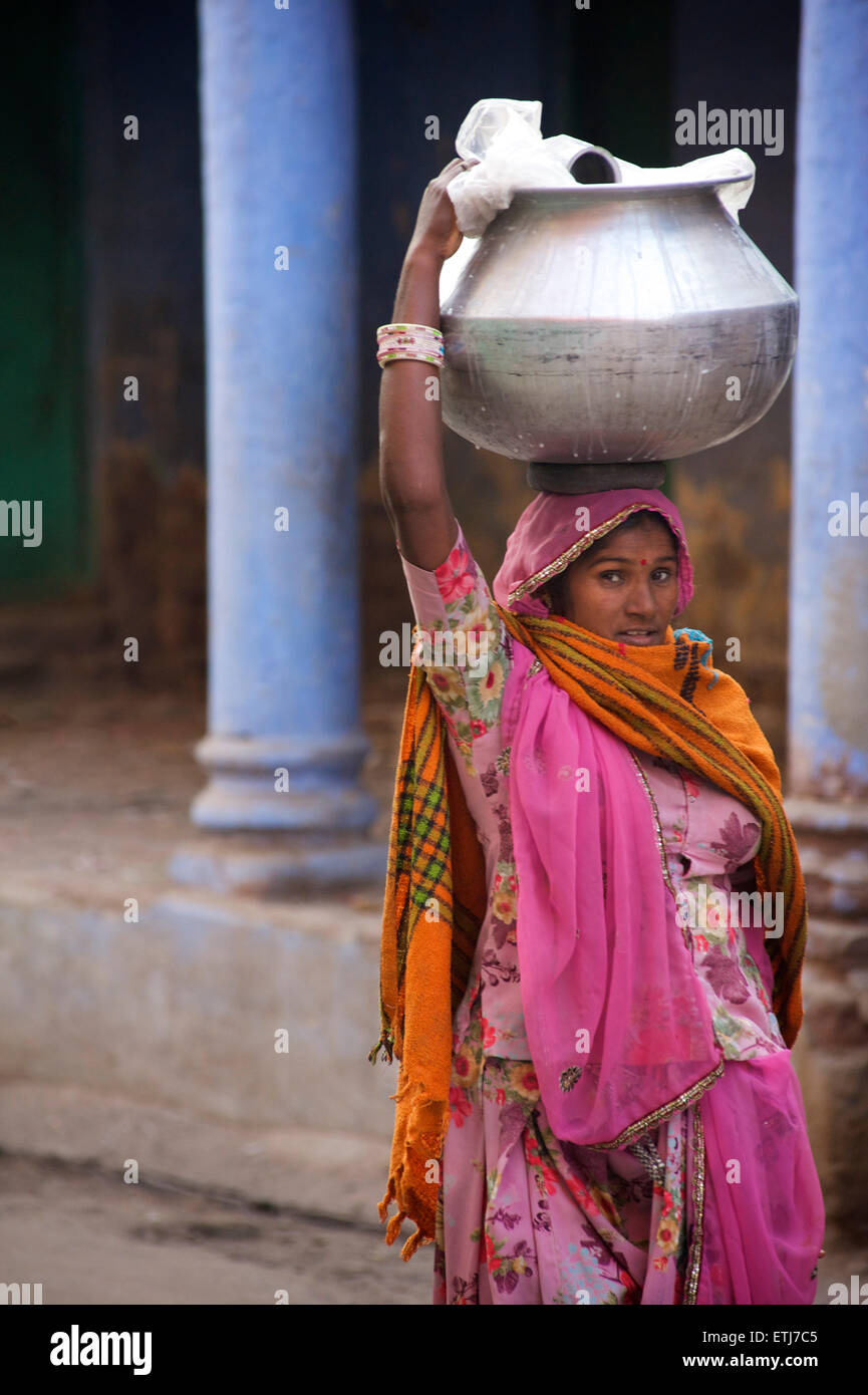 Scena di strada. Donna indiana che trasportano acqua brocca. Jodhpur, Rajasthan, India Foto Stock