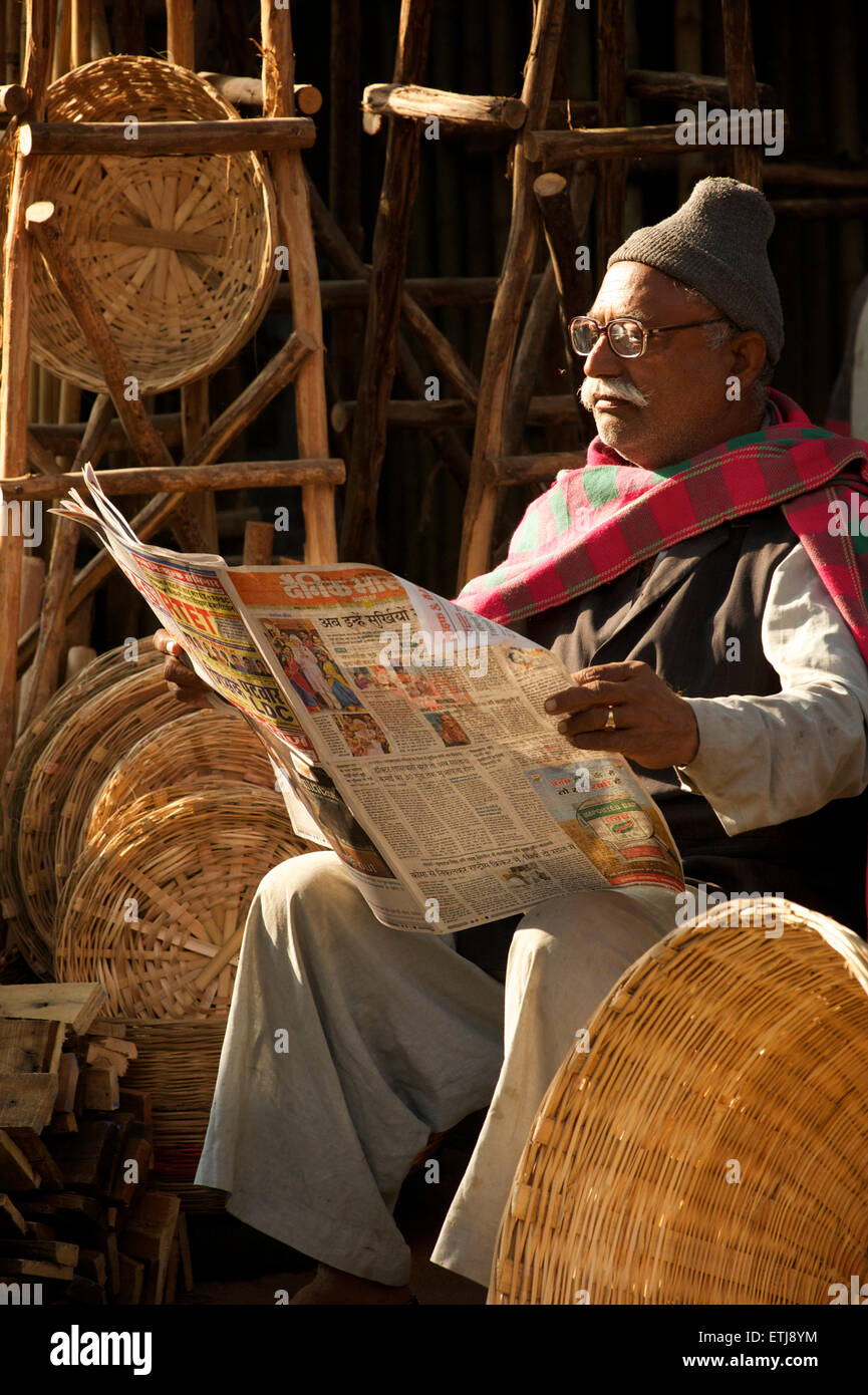 Uomo indiano leggendo il giornale, Jodhpur, Rajasthan, India Foto Stock