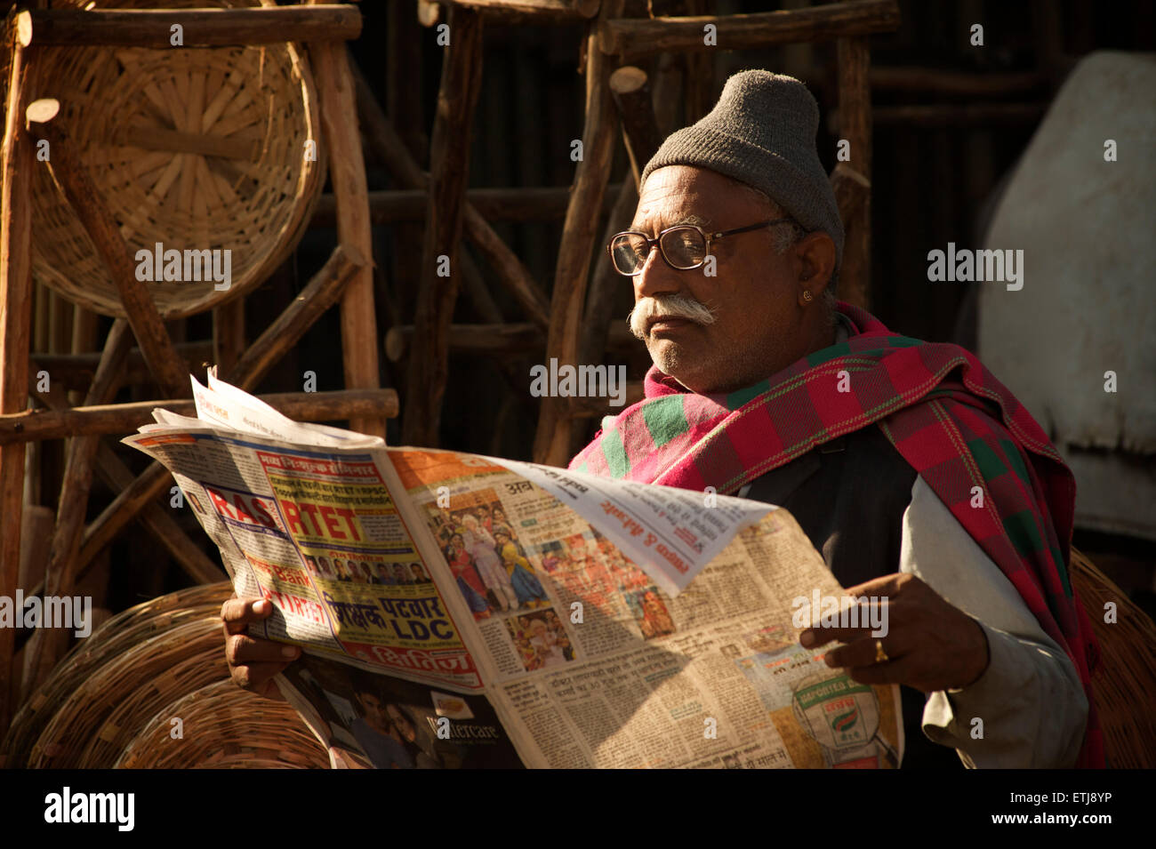 Uomo indiano leggendo il giornale, Jodhpur, Rajasthan, India Foto Stock