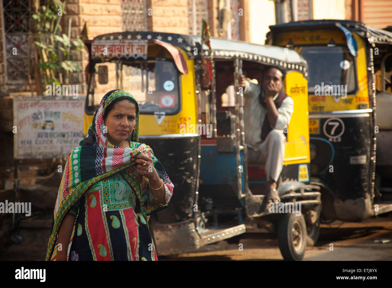 Donna indiana in sari colorati e risciò motorizzati. Jodhpur, Rajasthan, India Foto Stock