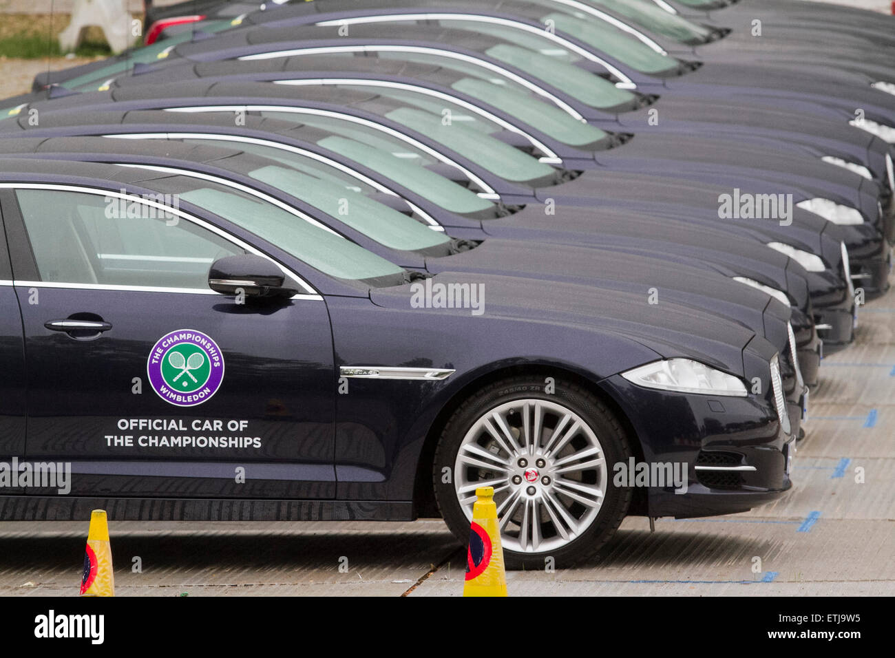 Il torneo di Wimbledon di Londra, Regno Unito. 14 Giugno, 2015. Una fila di vetture ufficiali per il torneo di Wimbledon Tennis championships utilizzati per il trasporto dei giocatori e personale del torneo. Credito: amer ghazzal/Alamy Live News Foto Stock