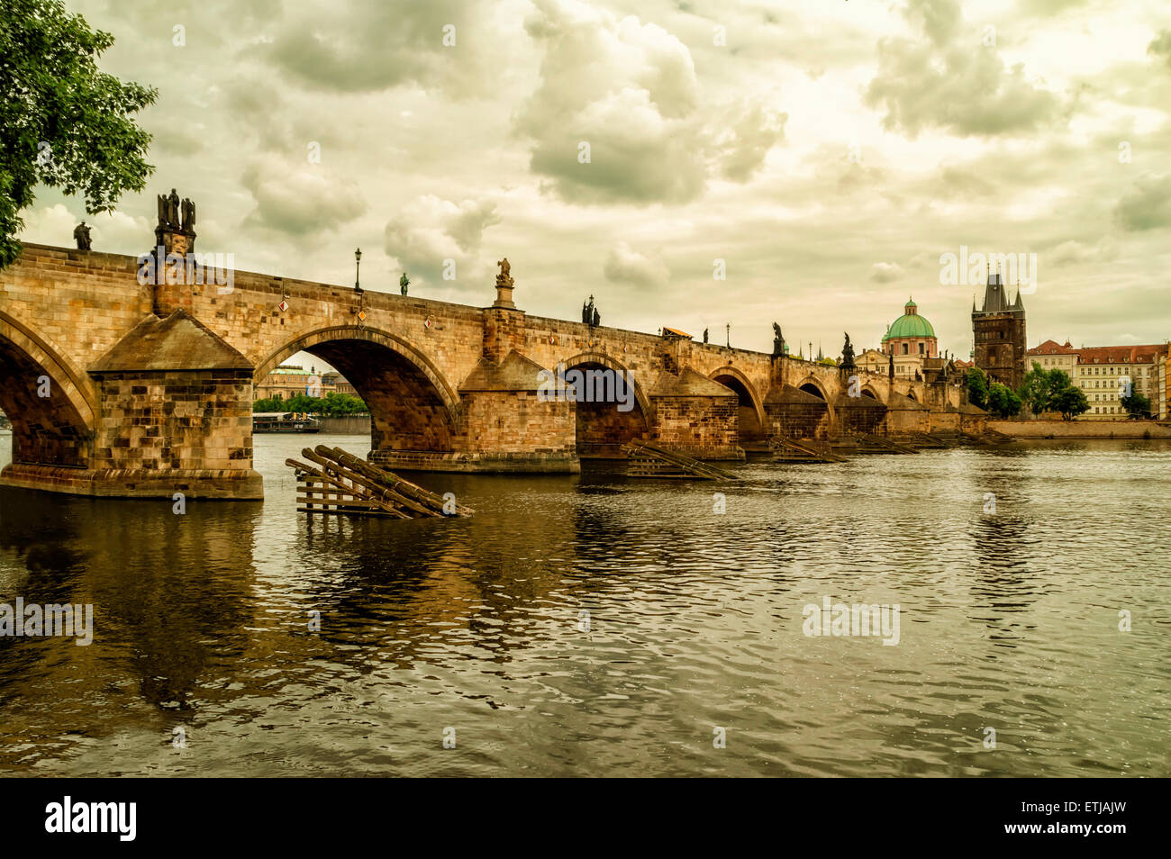 La Città Vecchia con il Ponte Carlo sulla Moldava a Praga, Repubblica Ceca. Foto Stock
