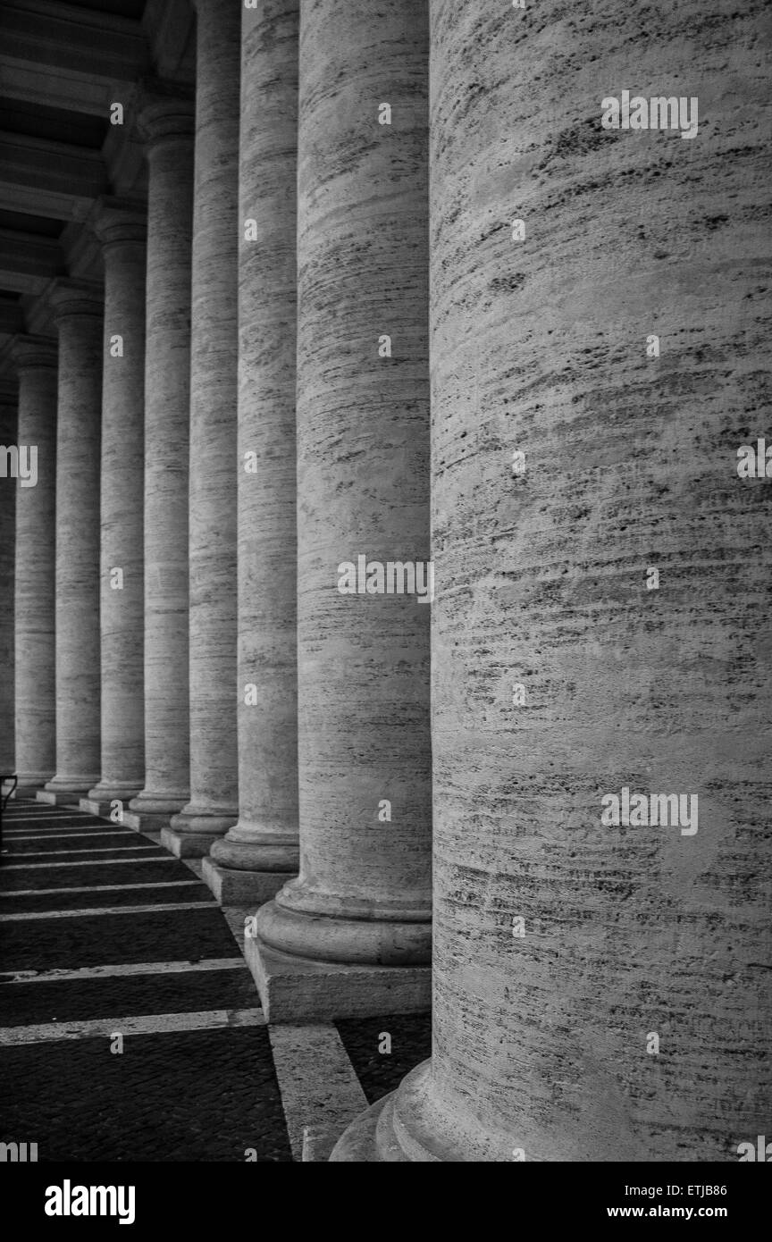 Un ritorno di immagine in bianco e della Basilica di San Pietro colonnato Foto Stock