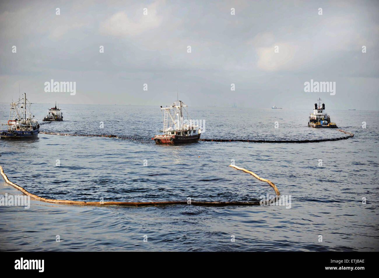 Pulire gli equipaggi utilizzare fiamme boom per raccogliere olio superficiale prima di condurre le ustioni controllata seguendo la BP Deepwater Horizon oil spill disastro come gli sforzi per contenere e pulire i milioni di galloni di equipaggio continuare il 6 maggio 2010 nel Golfo del Messico. Foto Stock