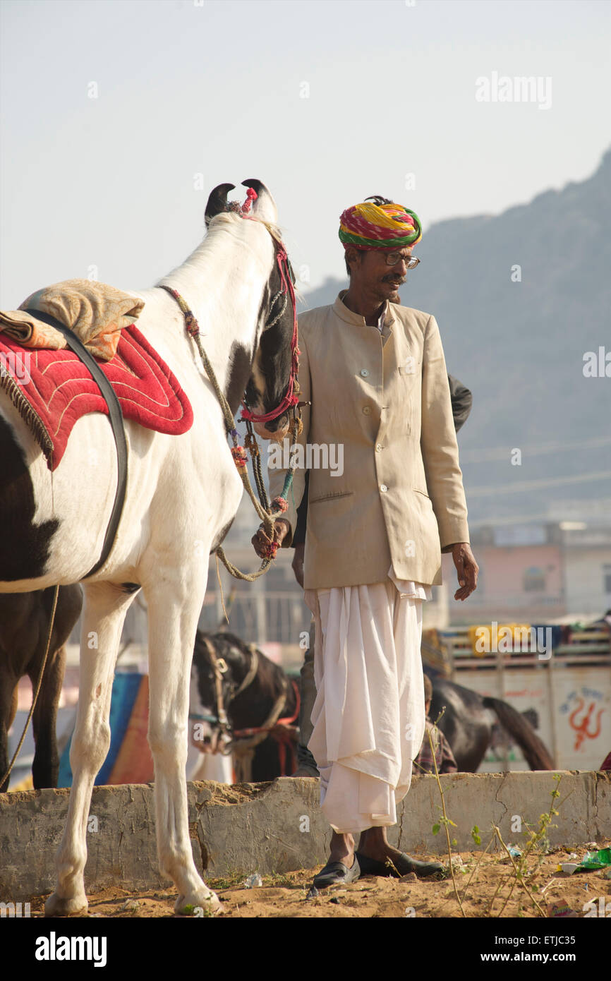 Rajasthani uomo a cavallo presso la fiera di Pushkar. Rajasthan, India Foto Stock