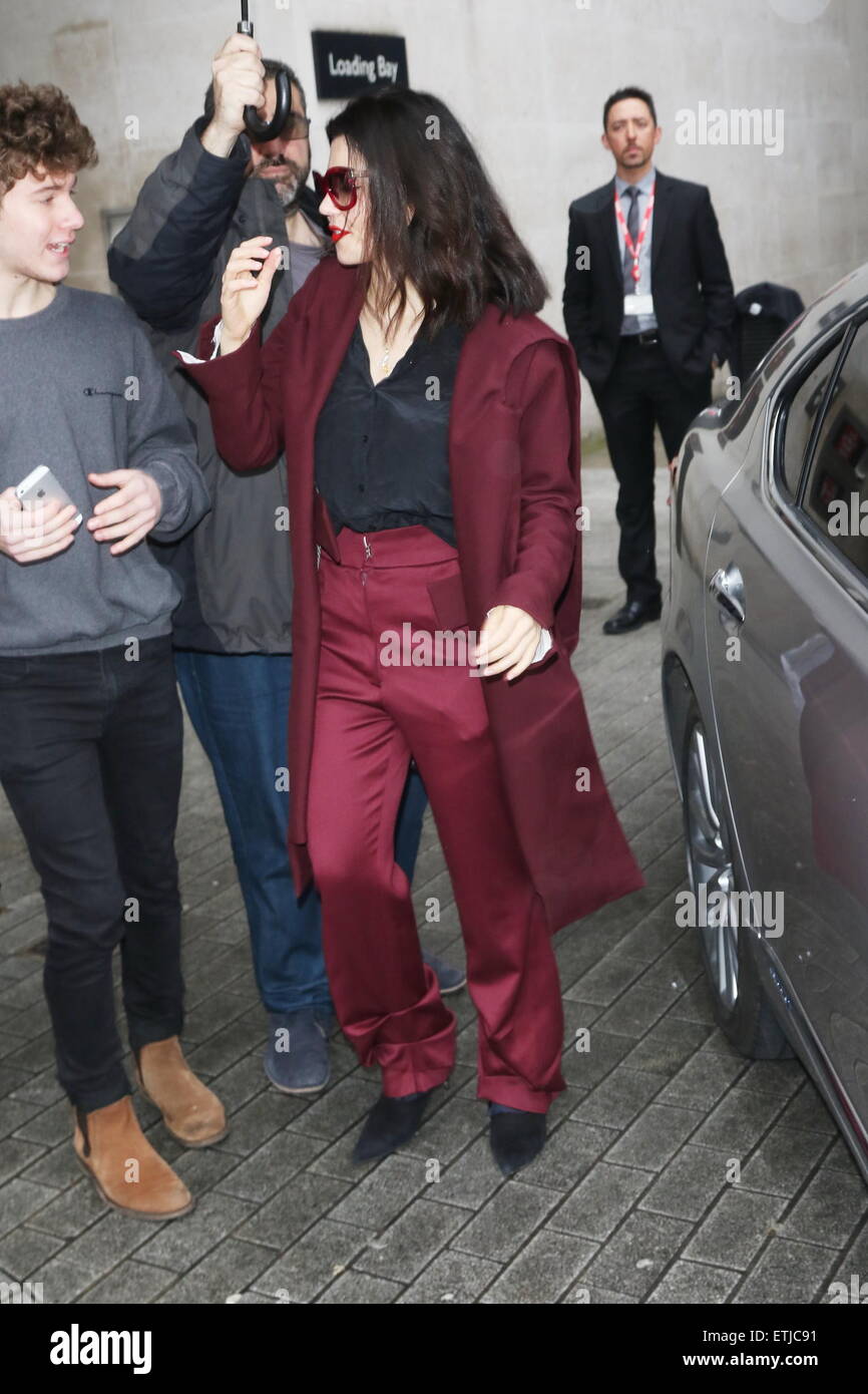 Marina & i diamanti indossa un sovradimensionato marsala adattarsi alla BBC Radio 1 studios con: Marina Diamandis, Marina & i diamanti dove: Londra, Regno Unito quando: 28 Feb 2015 Credit: WENN.com Foto Stock