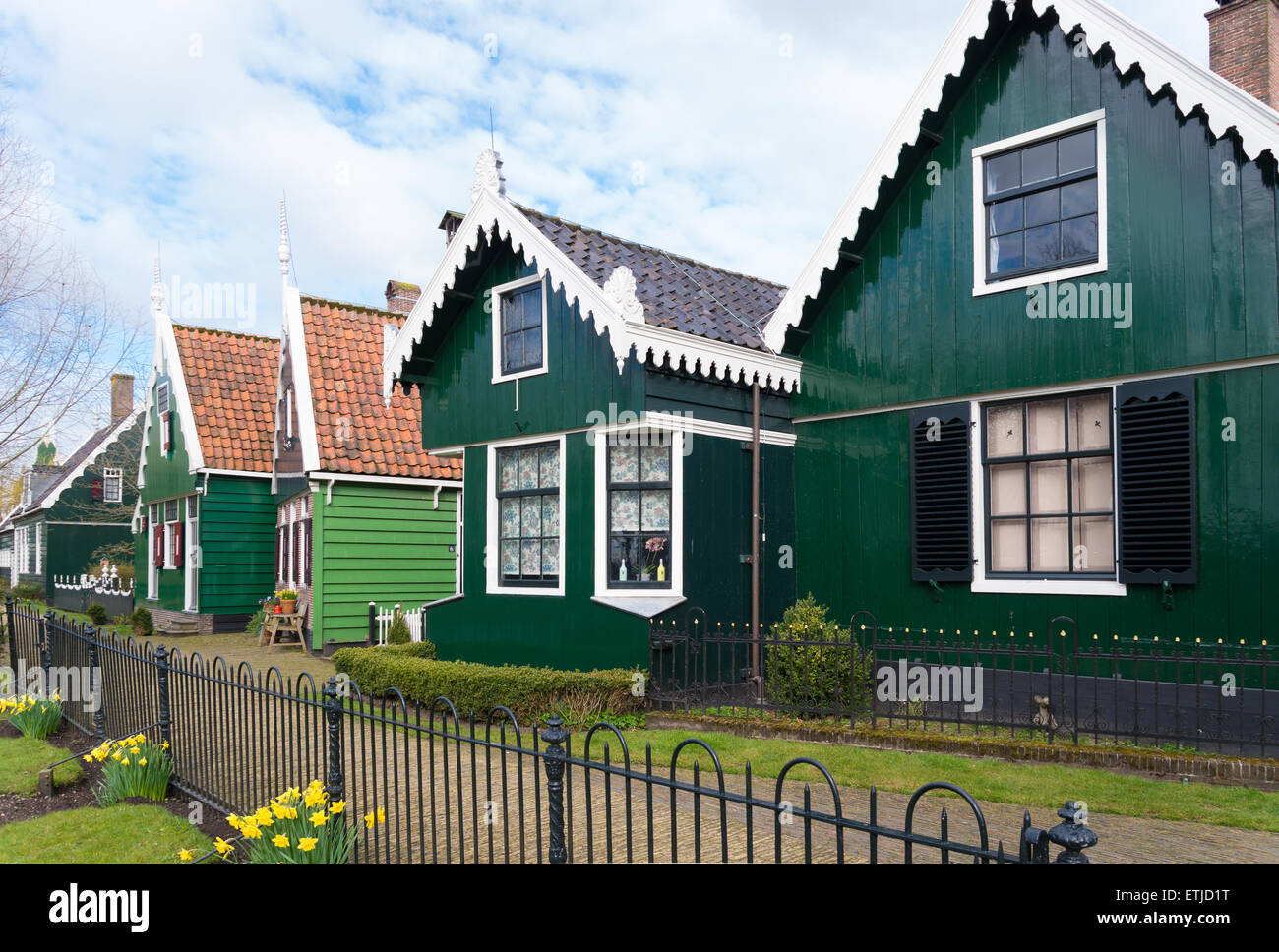 Autentica olandese case di legno nel famoso museo all aria aperta Zaanse Schans nei Paesi Bassi Foto Stock