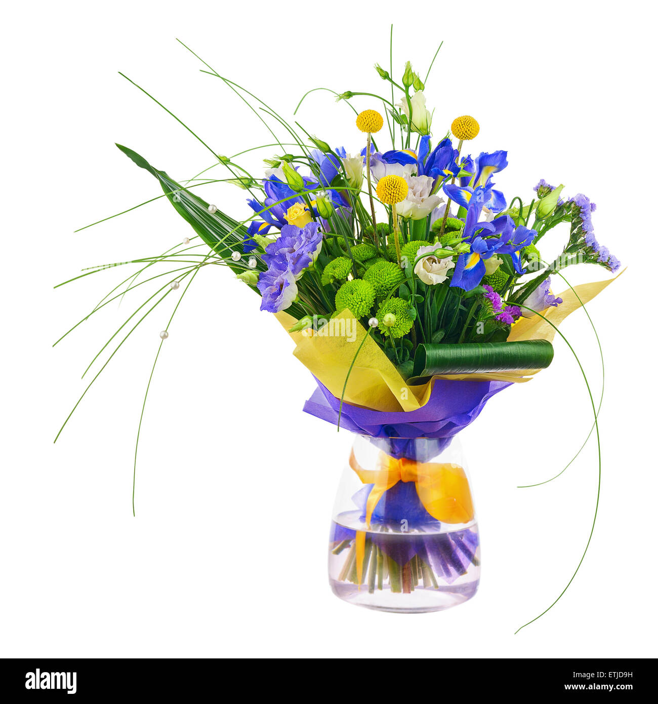Mazzo di fiori da roses, Green Carnation, iris e statice fiori in vaso di vetro isolato su sfondo bianco. Primo piano. Foto Stock