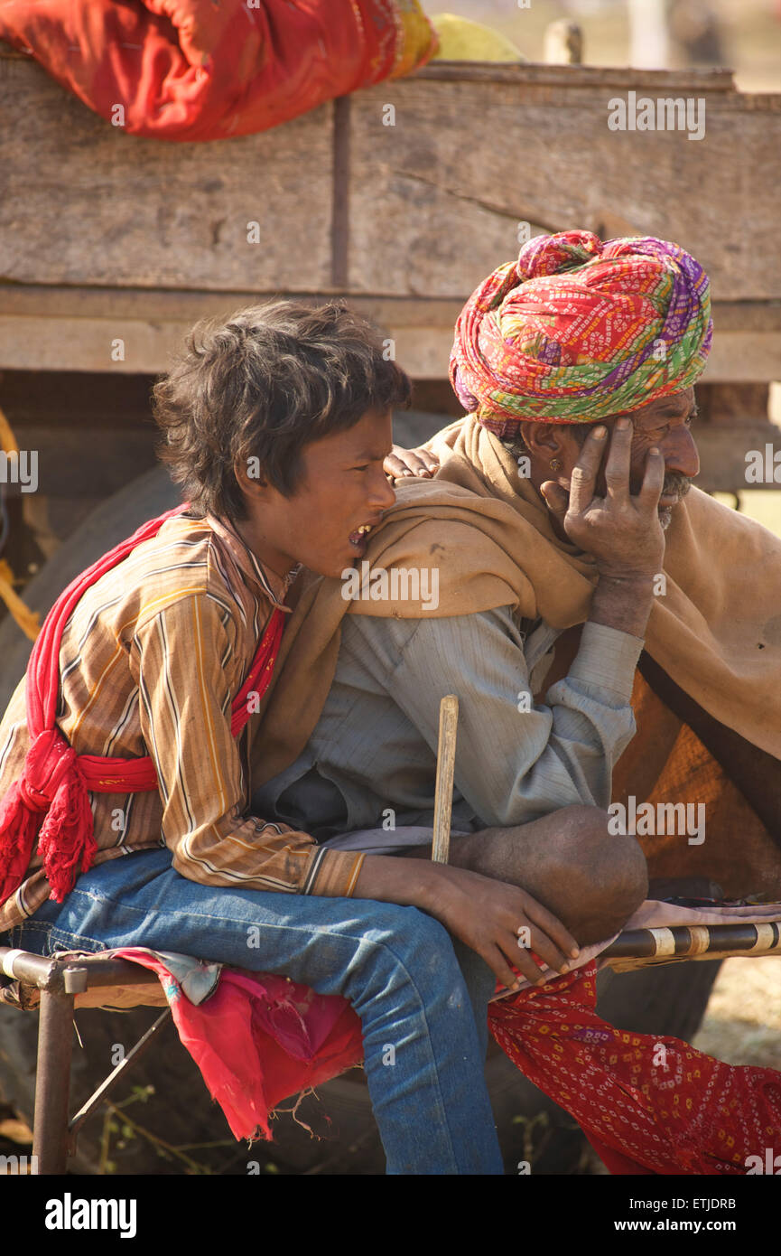 Rajathani padre e figlio a t il Pushkar lontano annuale. Rajasthan, indi Foto Stock