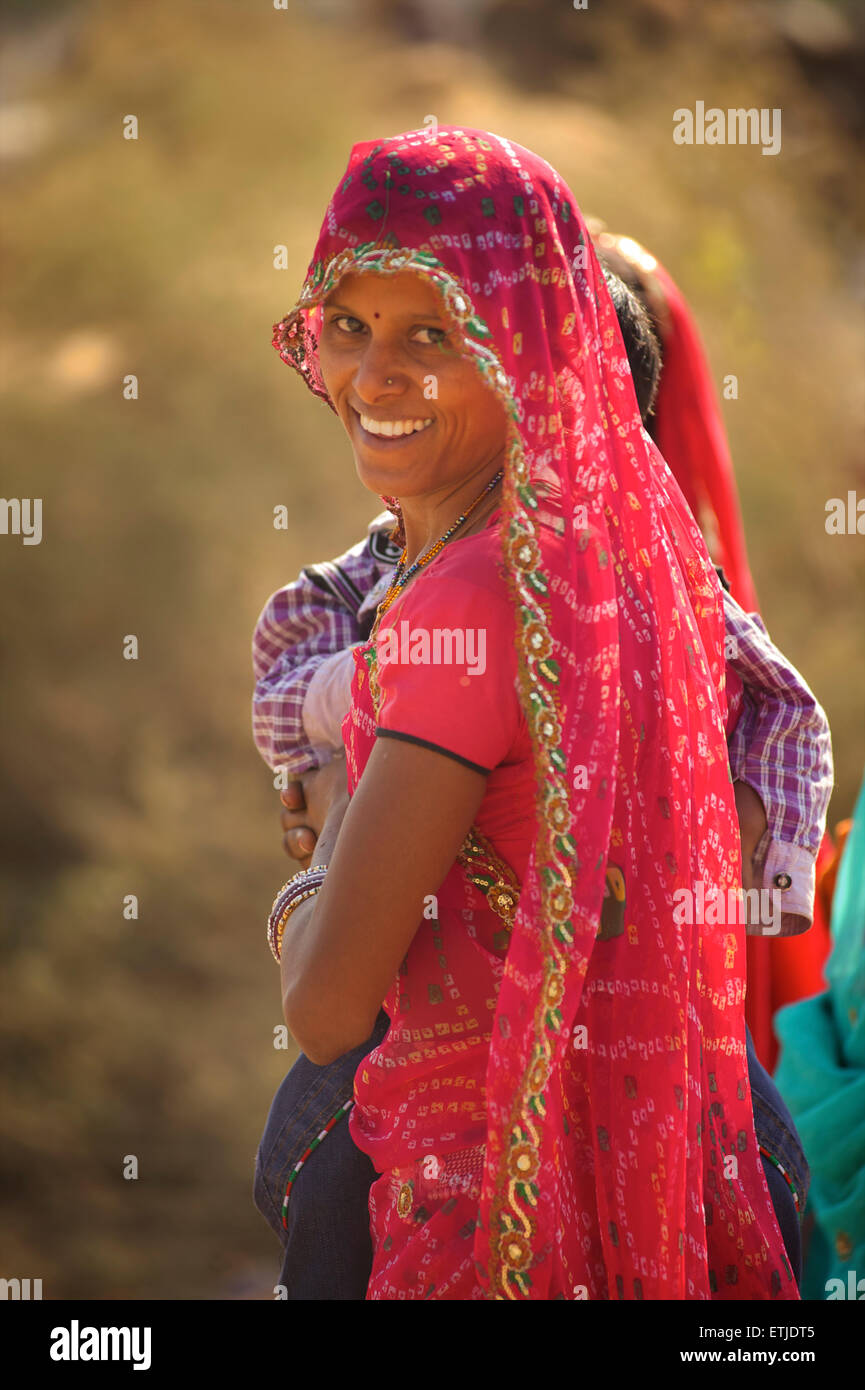 Rajasthani donna in sari colorati con bambino, Pushkar, Rajasthan, India Foto Stock