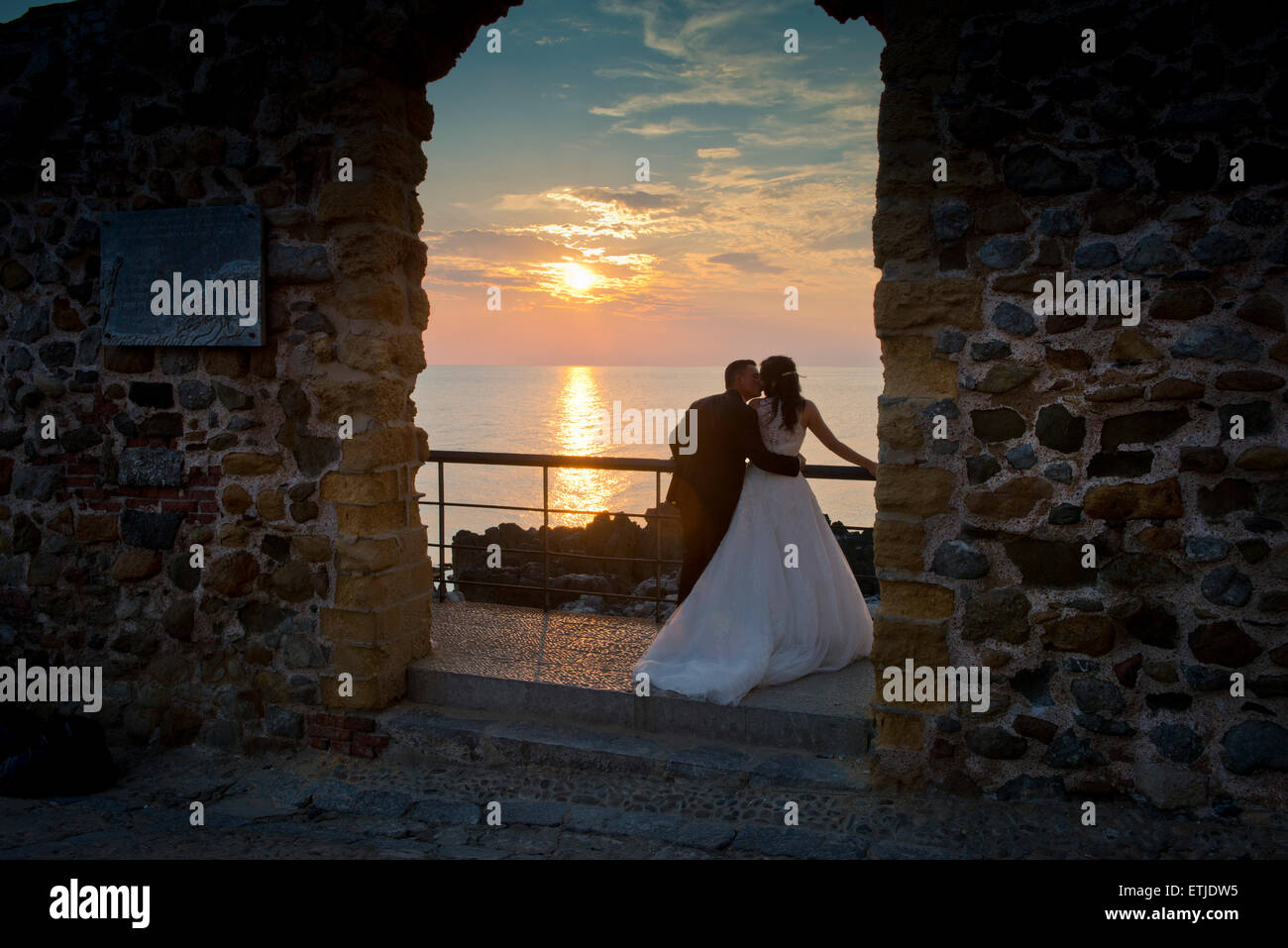 La sposa e lo sposo il giorno delle nozze. Cefalù, Sicilia Foto Stock