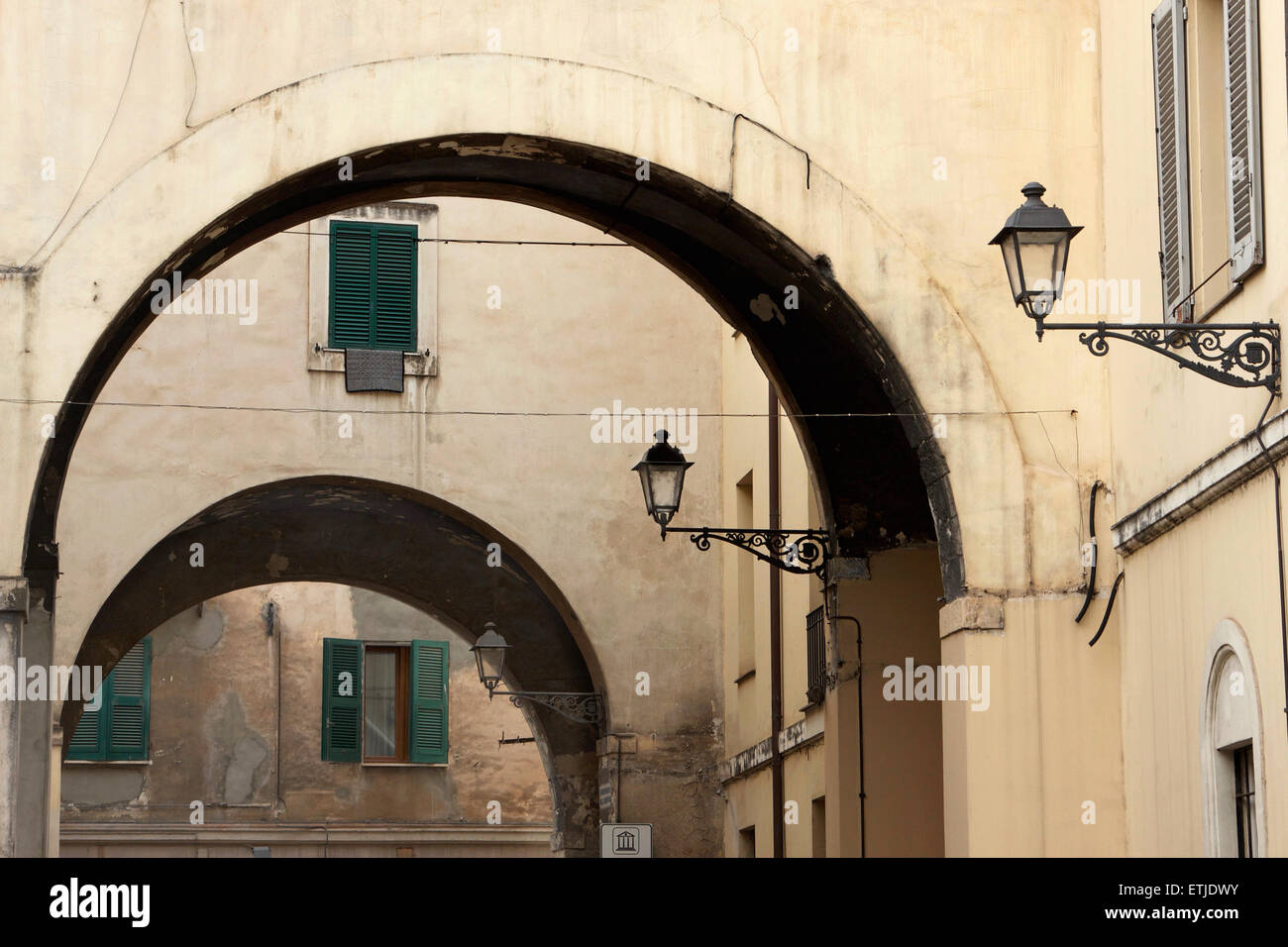 Vecchia strada lampade in un arco nel centro storico della città di Sassari, Sardegna Foto Stock
