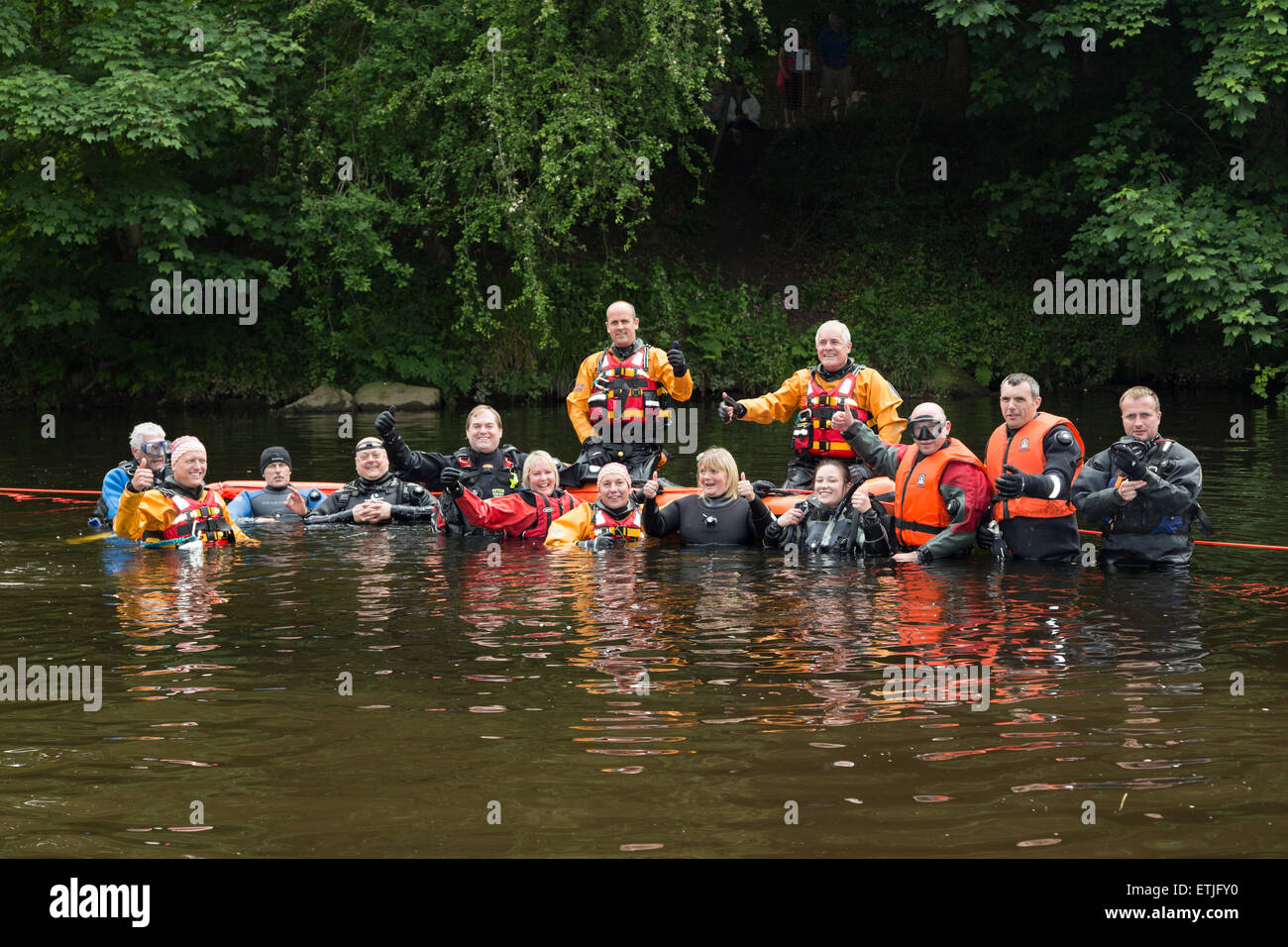 Knaresborough. North Yorkshire. Regno Unito. 13 giugno 2015. Wharfedale Mountain Rescue su chiamata per consentire ai team di attraversare il fiume Nidd man mano che si avvicinano al traguardo del cinquantesimo letto annuale gara. Credito: RHB/Alamy Live News Foto Stock