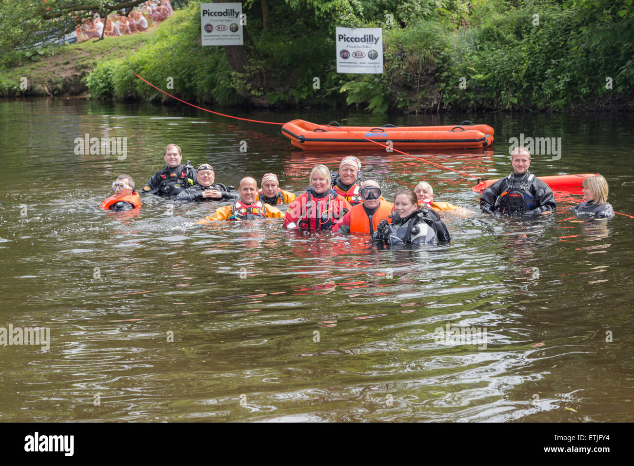 Knaresborough. North Yorkshire. Regno Unito. 13 giugno 2015. Wharfedale Mountain Rescue su chiamata per consentire ai team di attraversare il fiume Nidd man mano che si avvicinano al traguardo del cinquantesimo letto annuale gara. Credito: RHB/Alamy Live News Foto Stock