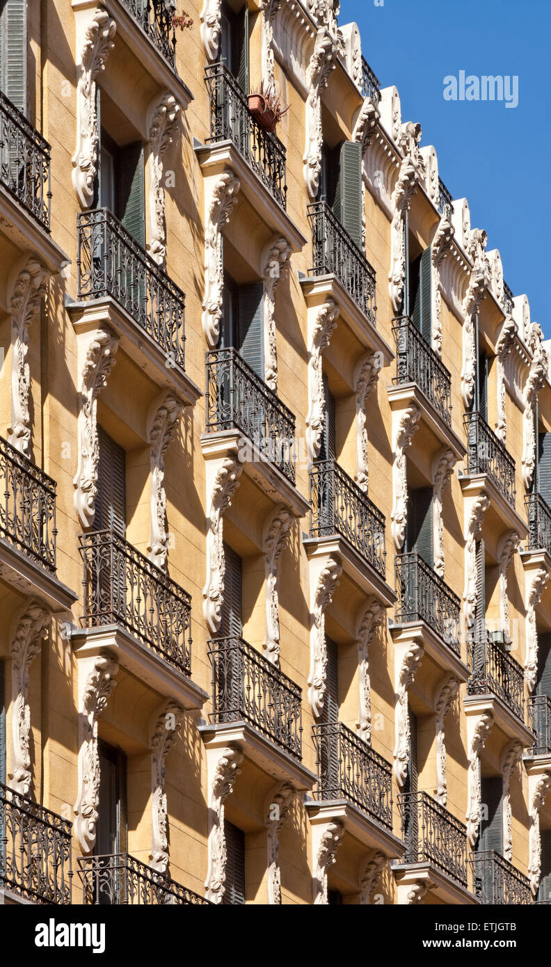 Balconi ornati su un edificio nella Cava de San Miguel, Madrid. Foto Stock