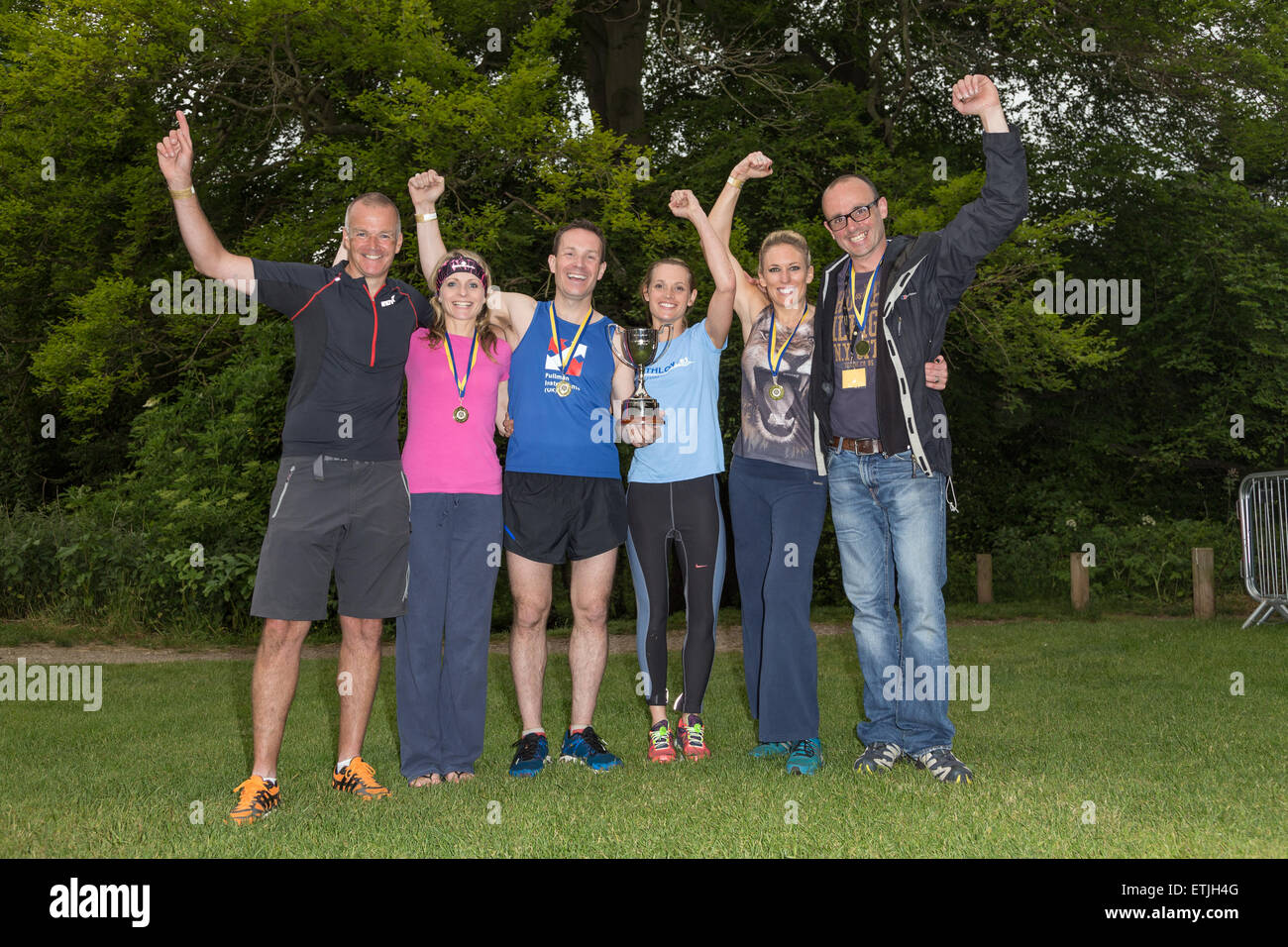 Knaresborough. North Yorkshire. Regno Unito. 13 giugno 2015. Team vincente festeggia alla fine del cinquantesimo letto annuale gara. Credito: RHB/Alamy Live News Foto Stock