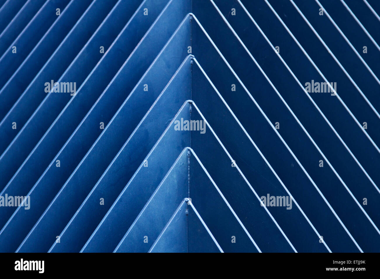 Triangolare di disegno geometrico sul blu del condotto di ventilazione Foto Stock