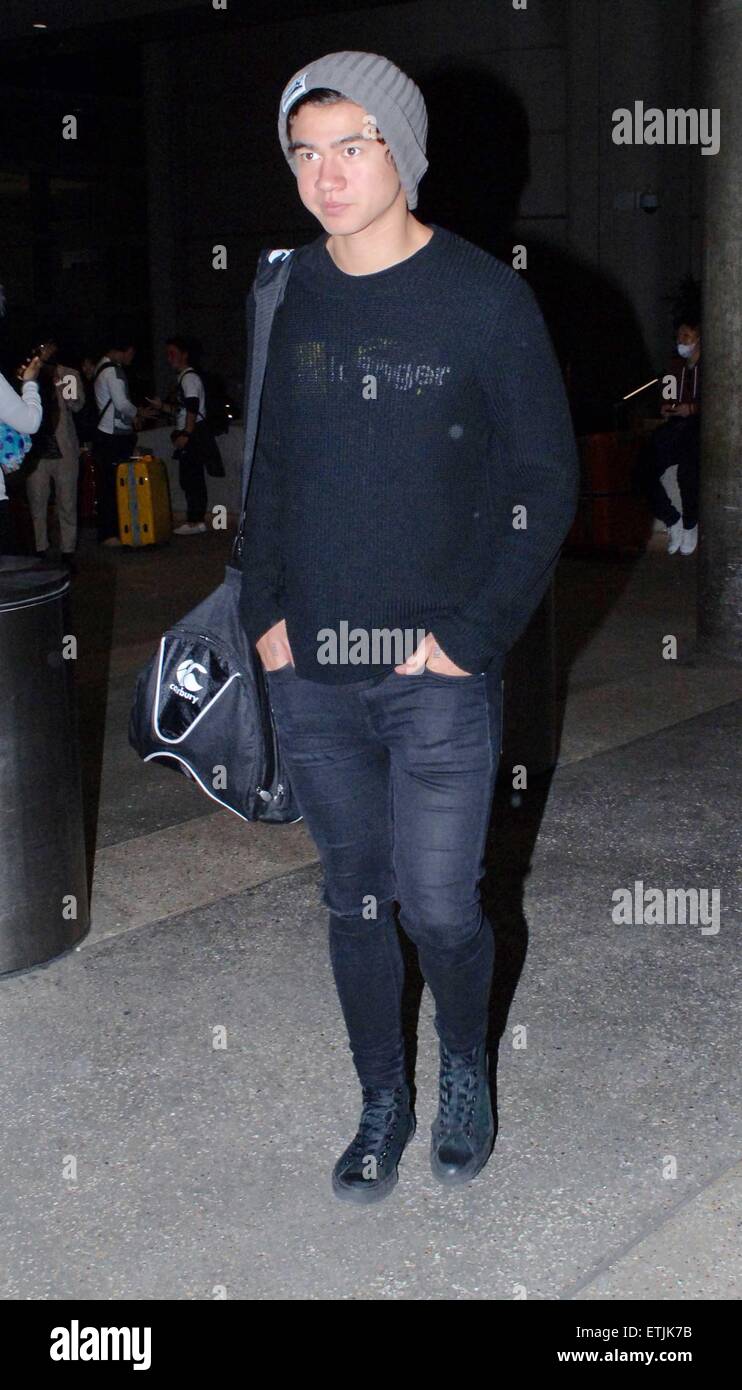 Australian pop rock band 5 secondi di estate' arrivano all'Aeroporto Internazionale di Los Angeles (LAX) da Tokyo con: Calum cappa dove: Los Angeles, California, Stati Uniti quando: 02 Mar 2015: credito denaro$caldo/WENN.com Foto Stock