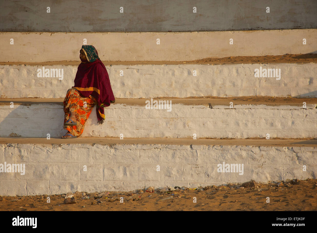 Rajasthani donna in stile tradizionale costume sullo stadio passi. Pushkar, Rajasthan, India Foto Stock