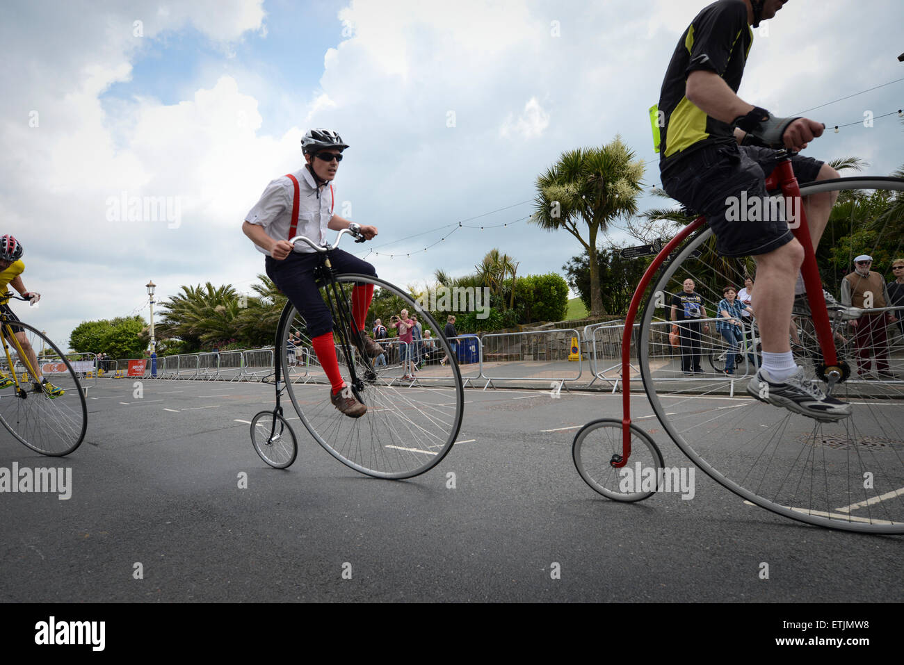 I concorrenti prendono parte alla Penny Farthing campionato bike race durante la Eastbourne Cycling Festival in Eastbourne, East Sussex, Inghilterra. Foto Stock