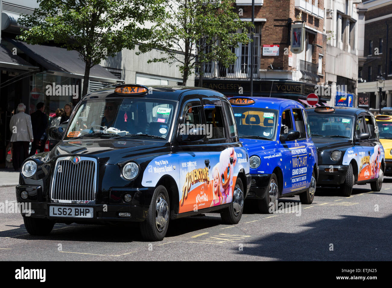Taxi neri in attesa in una stazione di sosta dei taxi di Russell Street, Covent Garden di Londra, Inghilterra, Regno Unito Foto Stock