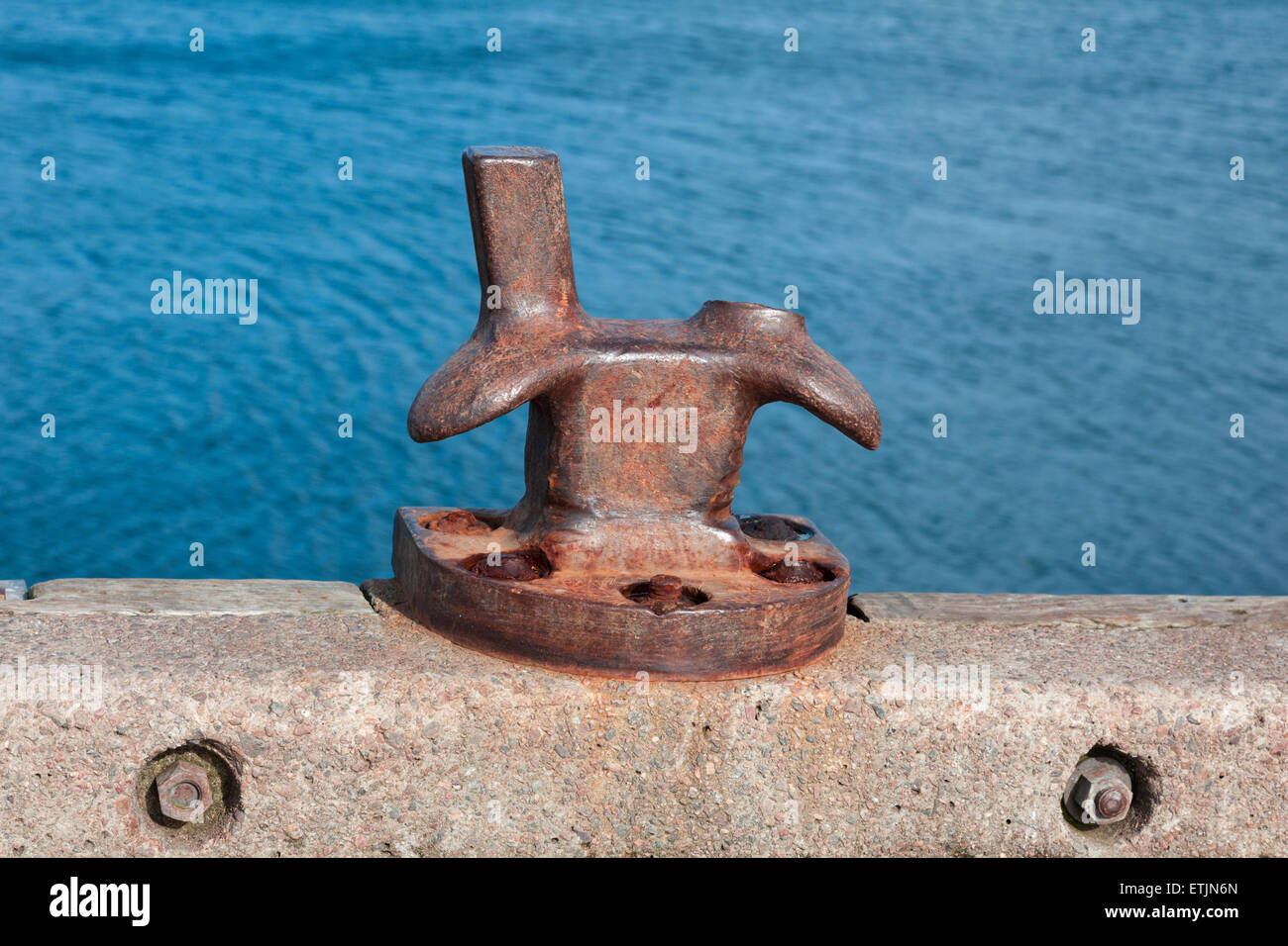 Bollard di metallo sulla banchina Foto Stock