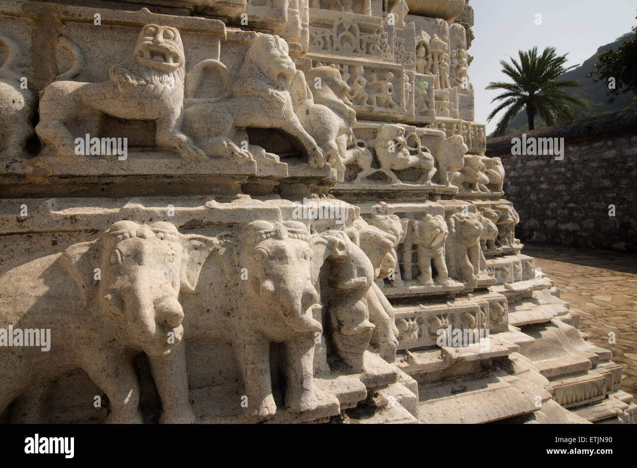 Carving ornati di elefanti e leoni. Una minore noto tempio Jain a Mount Abu, Rajasthan, India Foto Stock