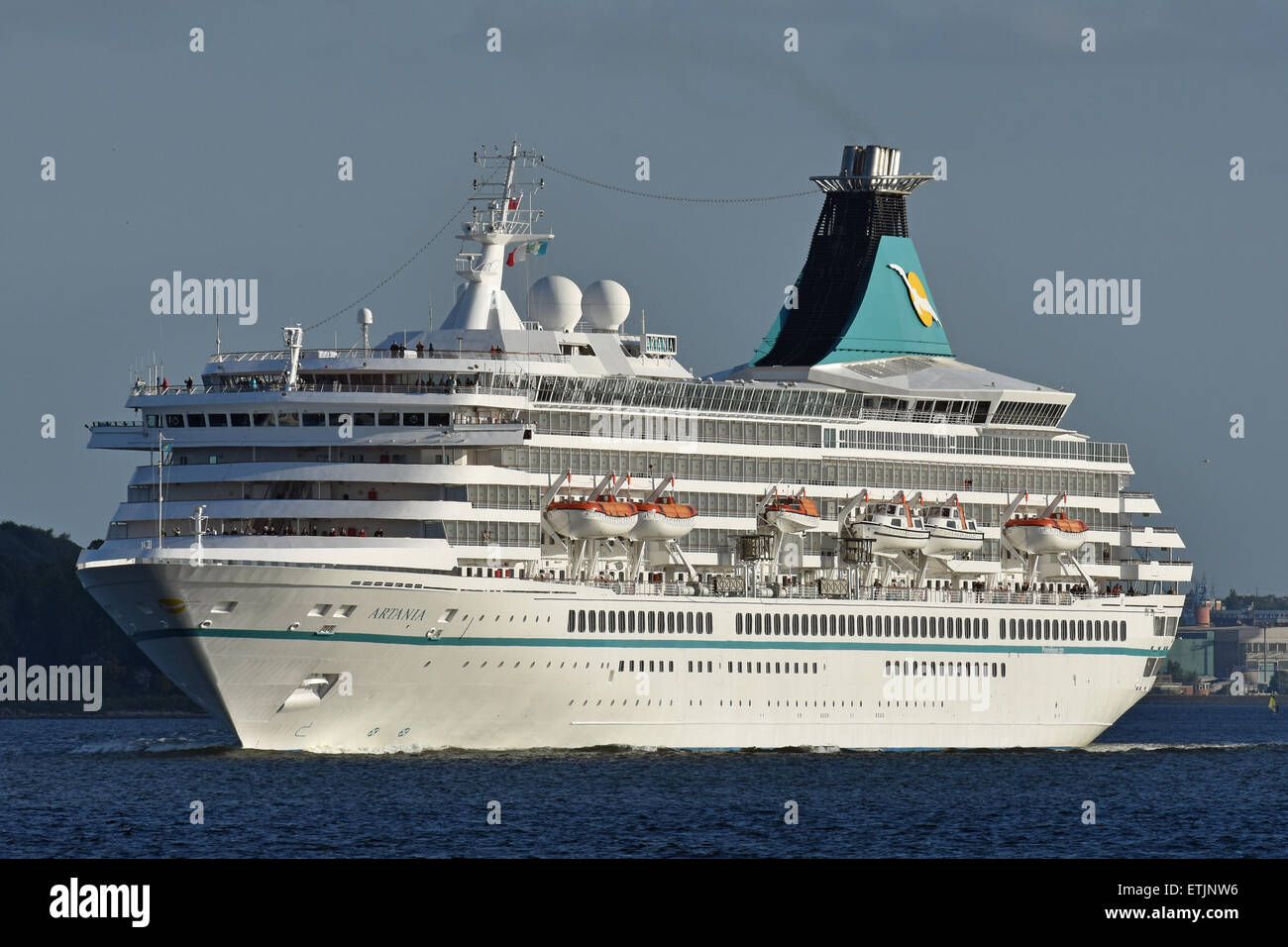 Artania lasciando Kiel per una crociera sul Baltico Foto Stock