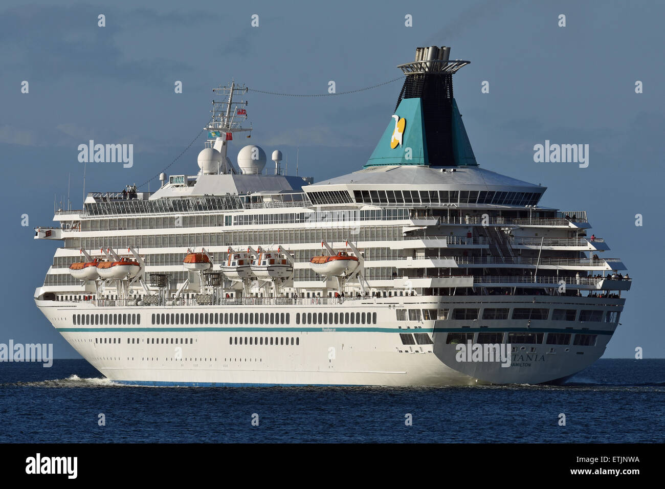 Artania lasciando Kiel per una crociera sul Baltico Foto Stock
