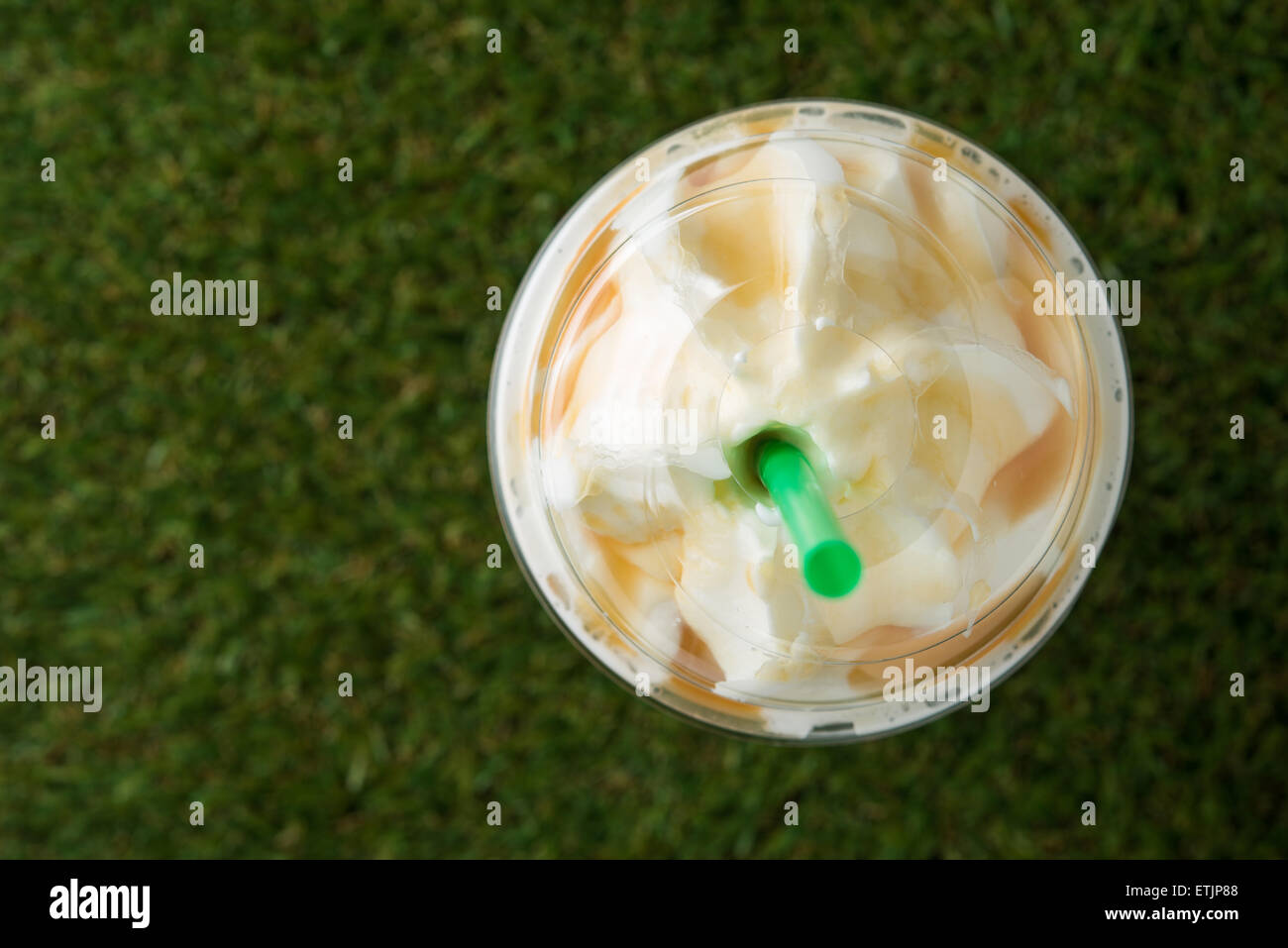 Caffè ghiacciato con panna montata sull'erba Foto Stock