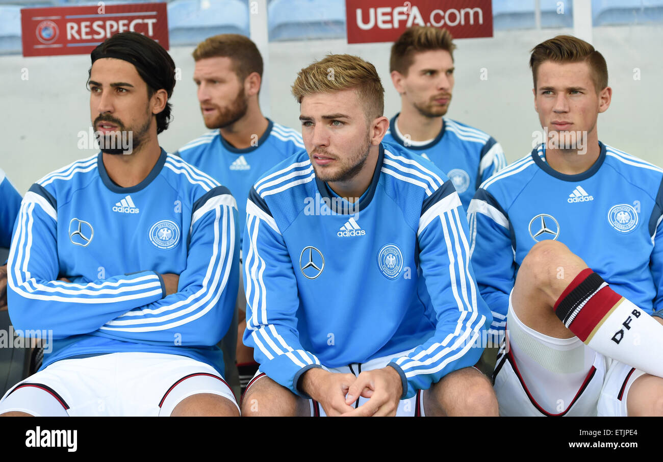 Faro, Portogallo. Xiii Giugno, 2015. La Germania Khedira Sami (l-r), Shkodran Mustafi, Christoph Kramer, portiere Ron-Robert Zieler e Erik Durm hanno preso il loro posto sul sostituti" banco durante UEFA EURO 2016 qualifica del gruppo D partita di calcio Gibilterra vs. Germania nello Stadio Algarve Faro, Portogallo, 13 giugno 2015. Foto: Arne Dedert/dpa/Alamy Live News Foto Stock