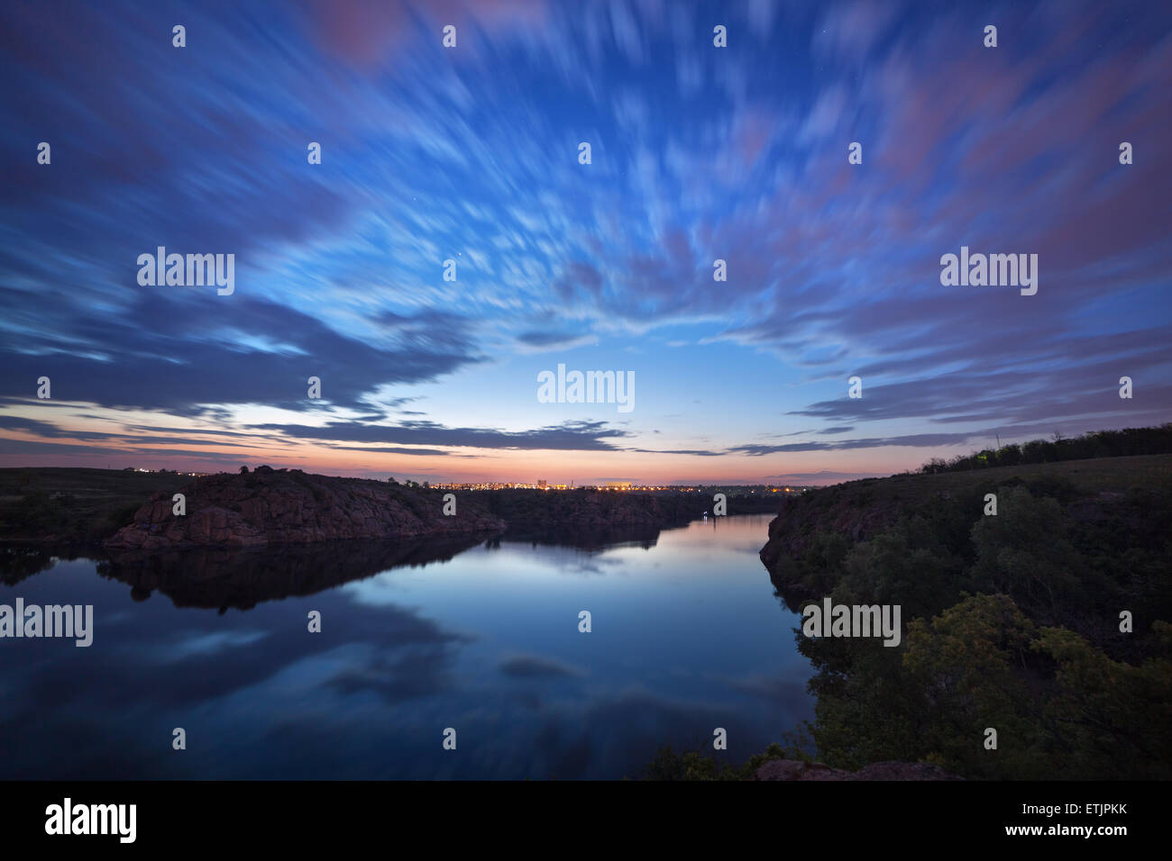 Splendido cielo notturno presso il fiume con le stelle, nuvole e riflessi nell'acqua. Estate in Ucraina Foto Stock