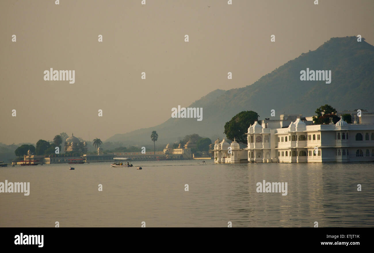 Lake Palace precedentemente noto come Jag Niwas sul lago Pichola, Udaipur, Rajasthan, India Foto Stock