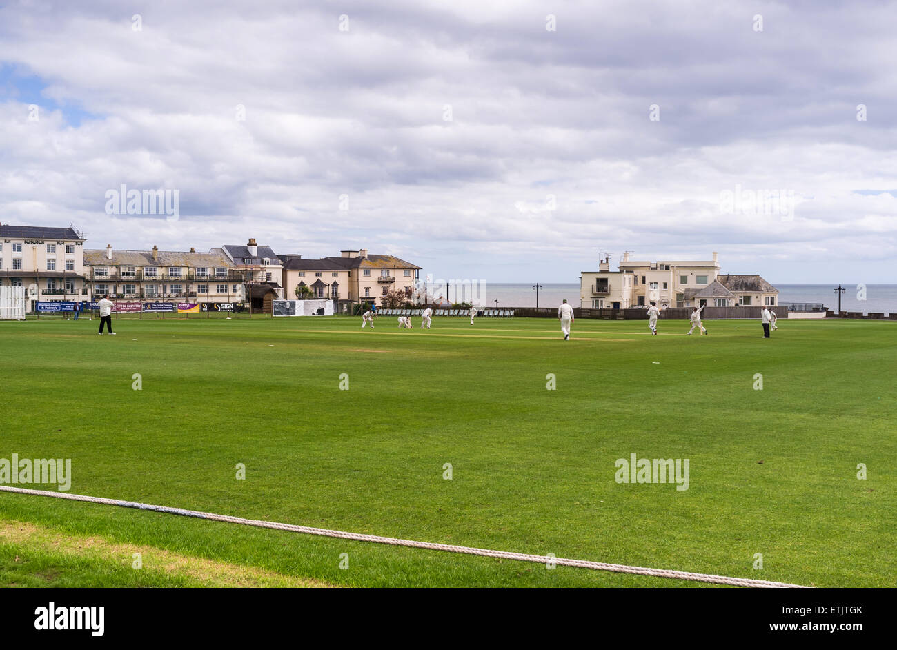 Un locale partita di cricket a Sidmouth Cricket Club in maggio. Foto Stock