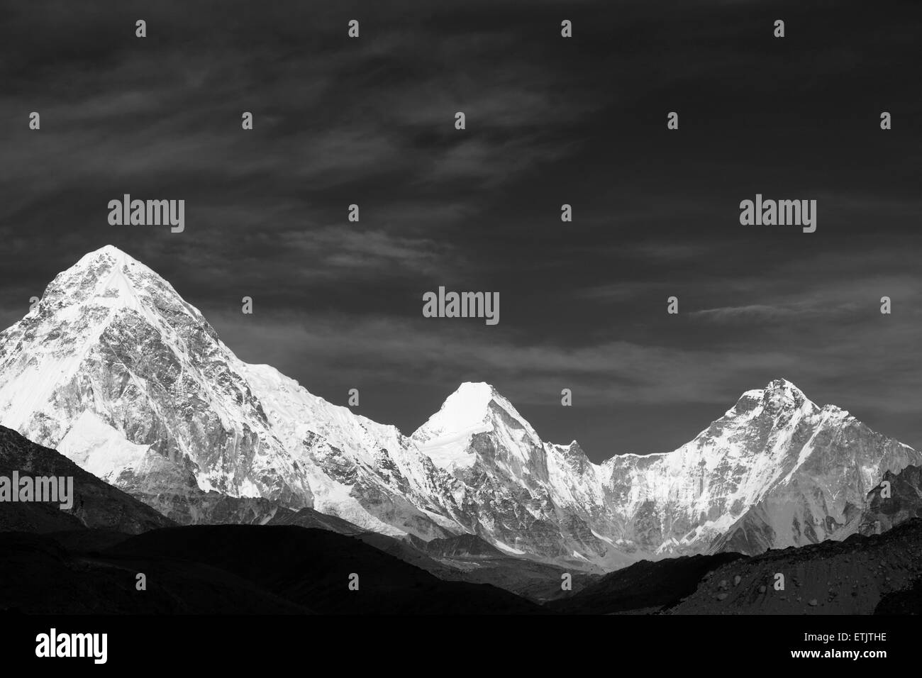 ( Da sinistra a destra ) Pumo Ri, Lingtren, Khumbutse montagne, campo base Everest trek, Parco Nazionale di Sagarmatha, Patrimonio Mondiale Foto Stock