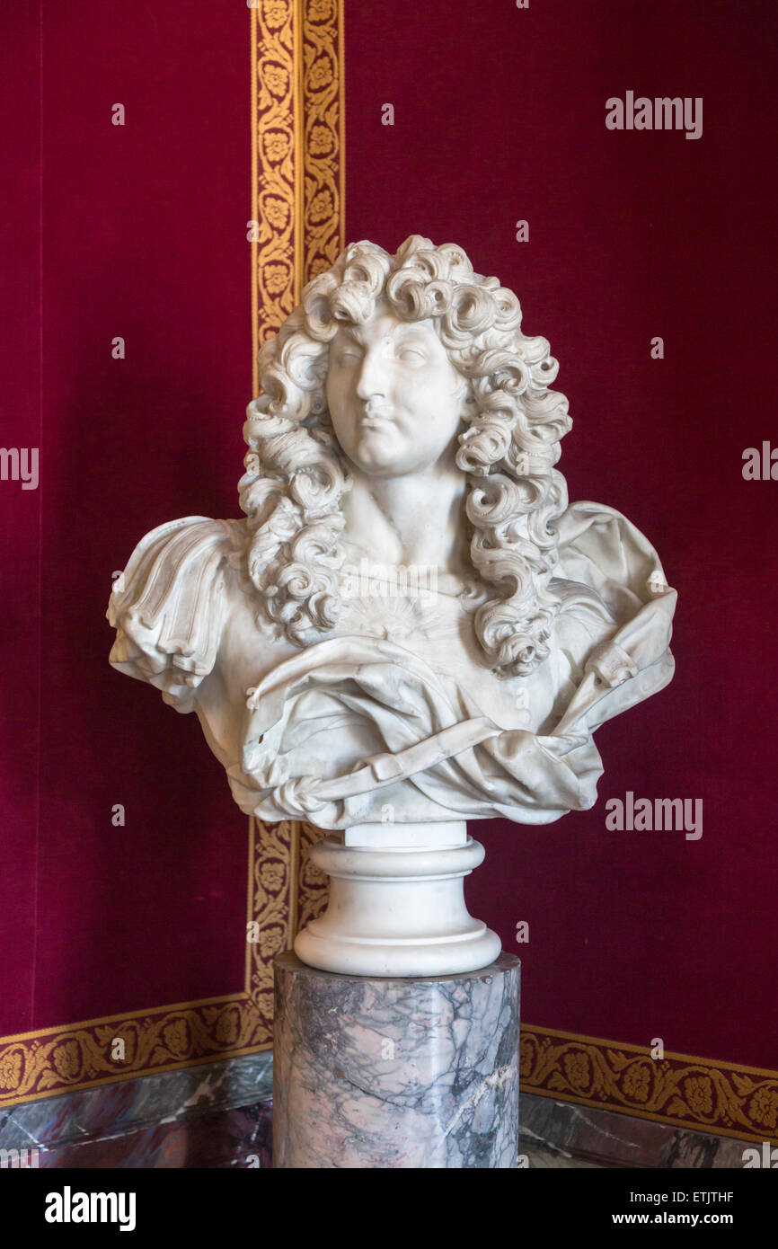 Xvii secolo statua in marmo di Luigi XIV, il Re Sole, nel Palazzo di Versailles (castello), Parigi, Francia Foto Stock