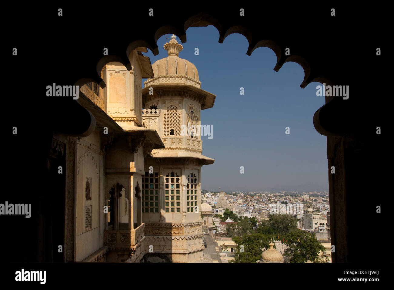 Vista di Udaipur dal Palazzo di Città, Udaipur, Rajasthan, India Foto Stock