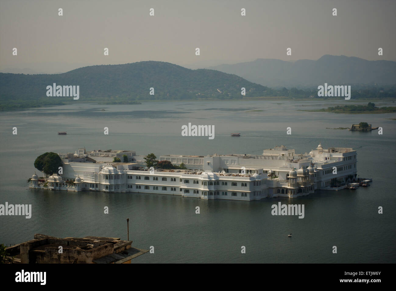 Lake Palace precedentemente noto come Jag Niwas sul lago Pichola, Udaipur, Rajasthan, India Foto Stock